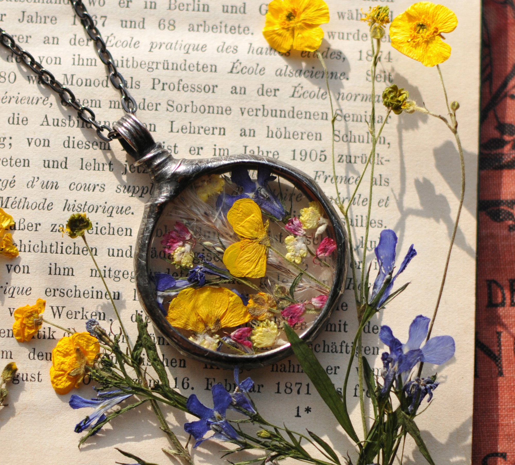 prezent na święta, naszyjnik prawdziwe kwiaty Marka Inna marka