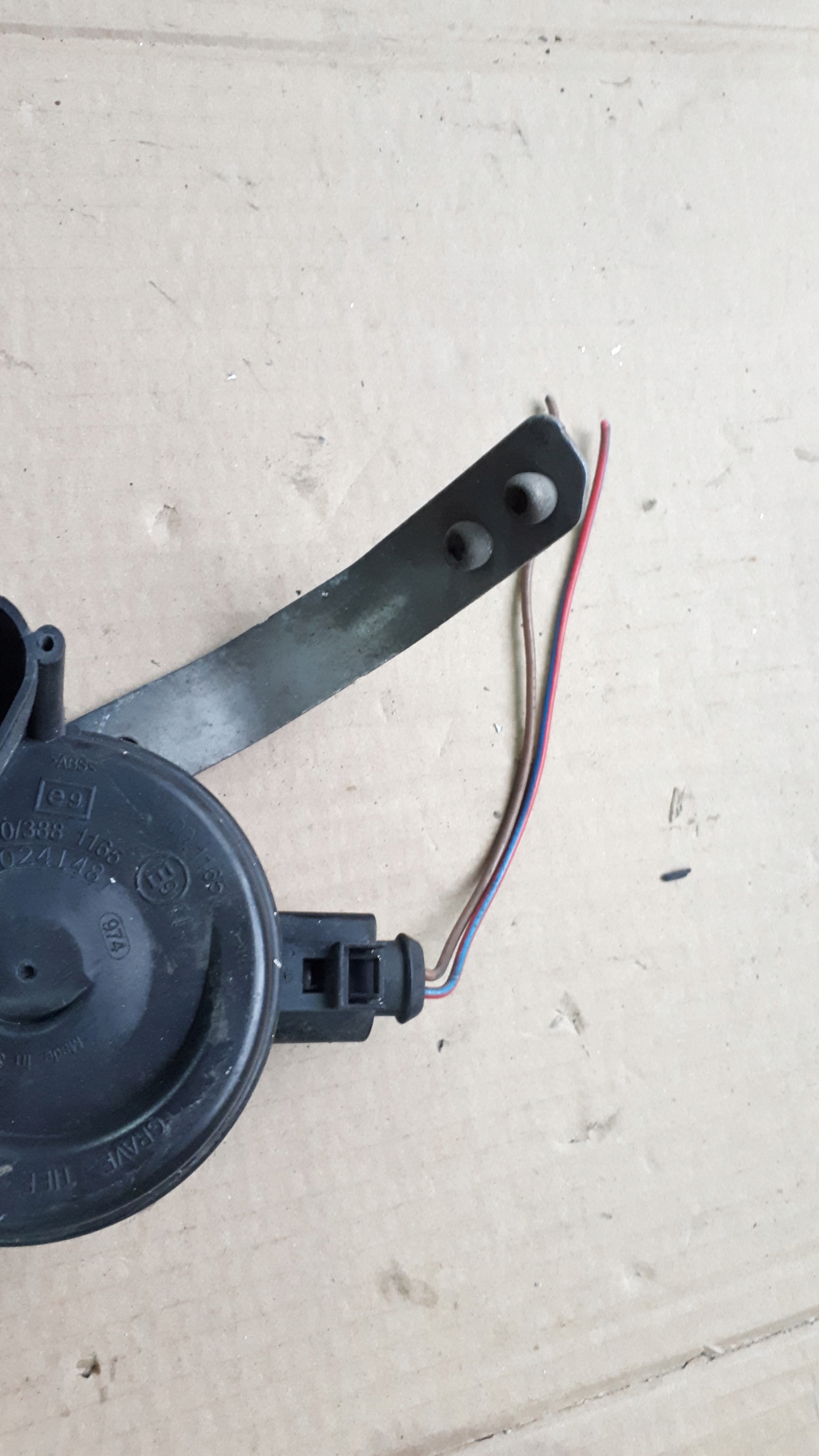 A4 B8 S4 KLASKON DZWIEKOWY holder left front