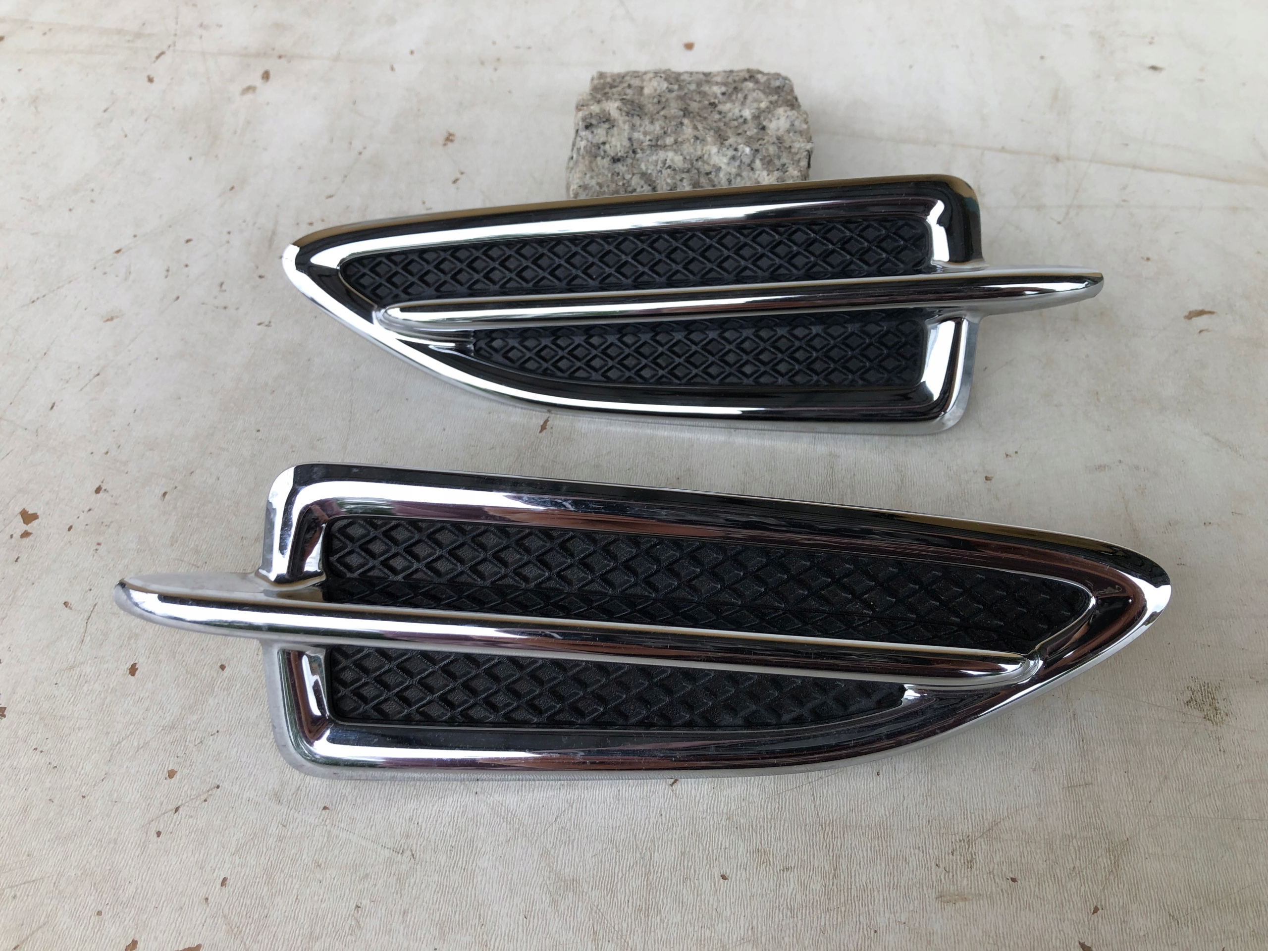 FORD KUGA MK2 EMBLEMAT BŁOTNIKA