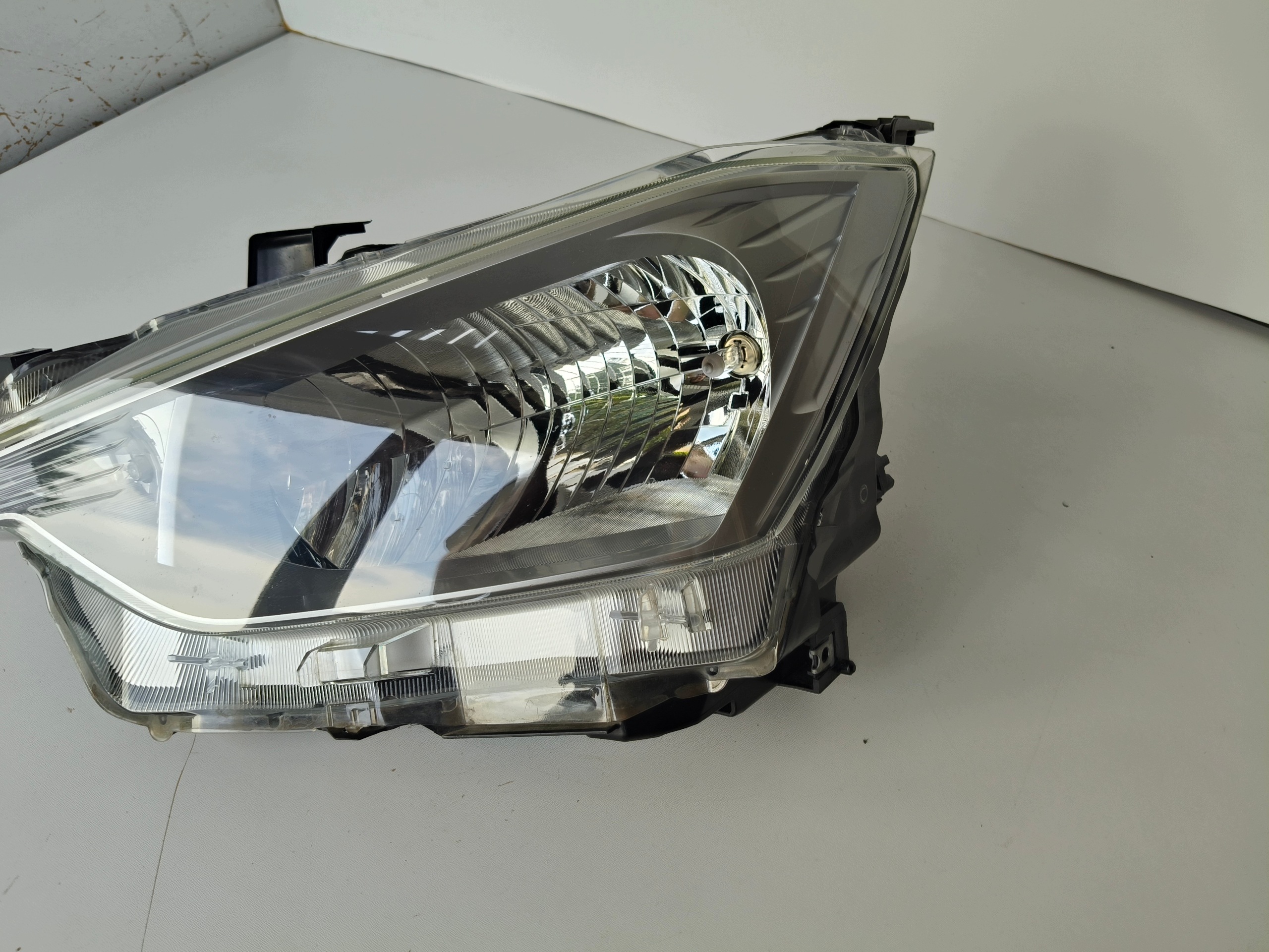 light left REFLEKTOR ISUZU D-MAX III 20