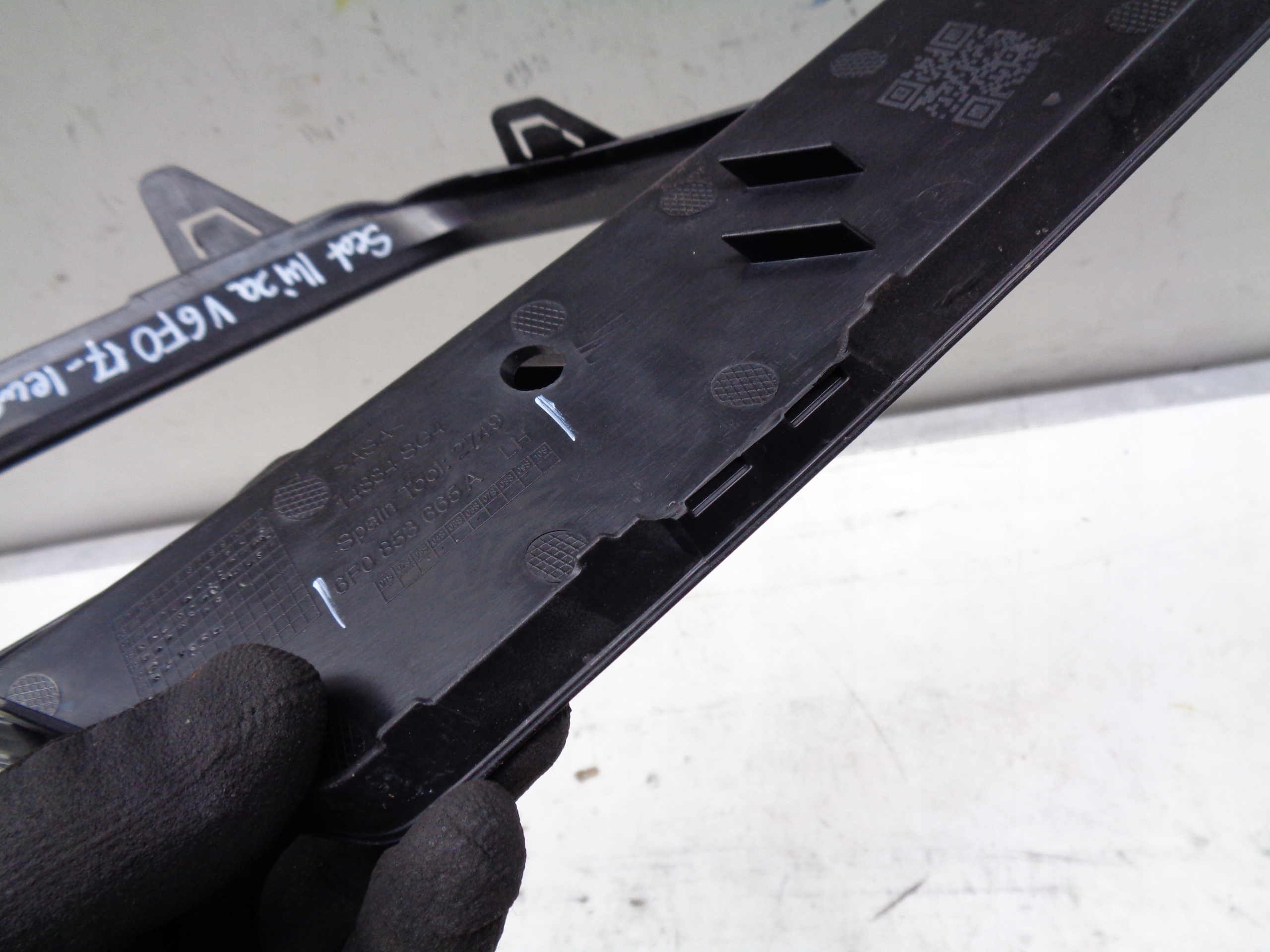 grid of a bumper left SEAT IBIZA V 6F 6F0 17