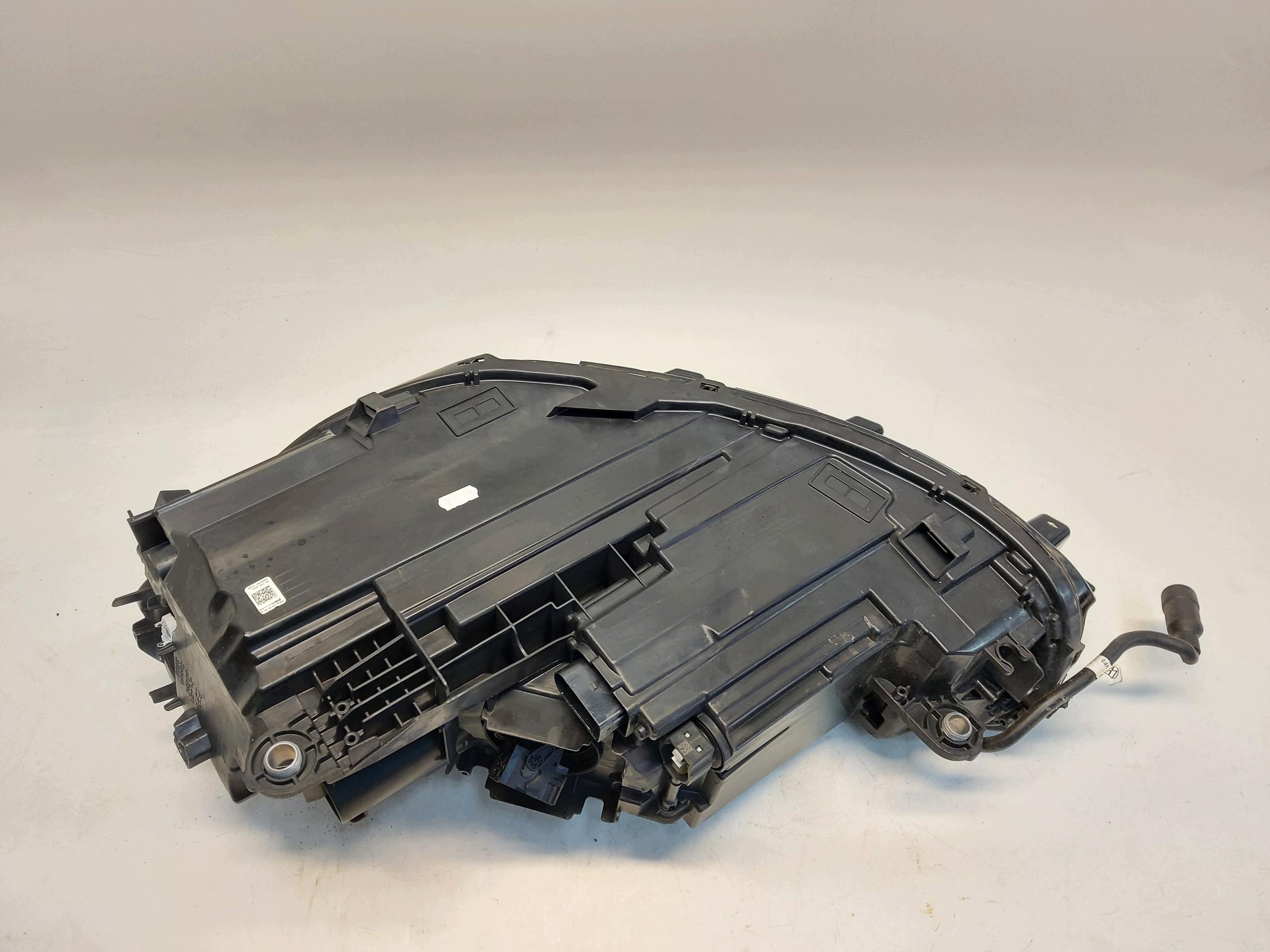 VW Passat R B9 3J0 2025r light right front front RHD 3j2941036