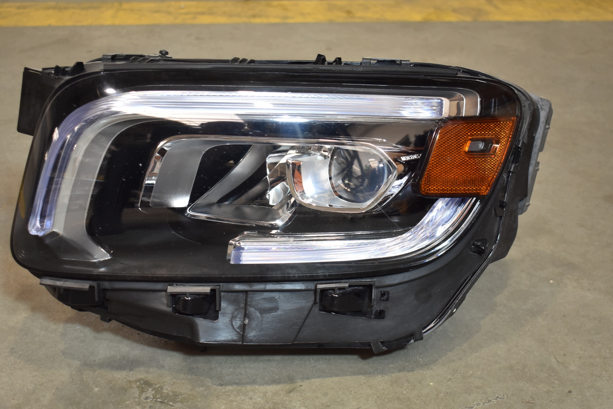 IDEALNA light front front left LED KPL. + MODULY MERCEDES GLB X247 1