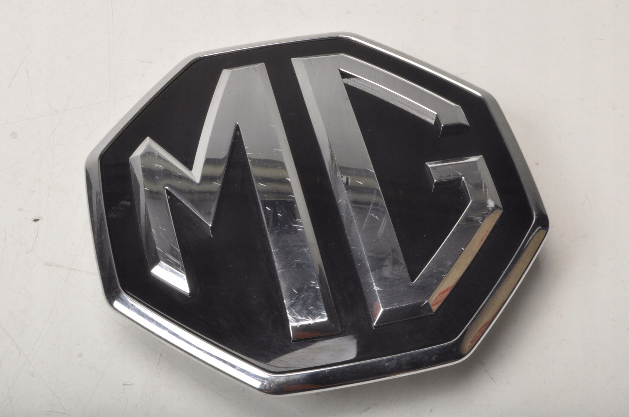 MG HS ZNACZEK LOGO EMBLEMAT PRZÓD 10745955 2024 LIFT