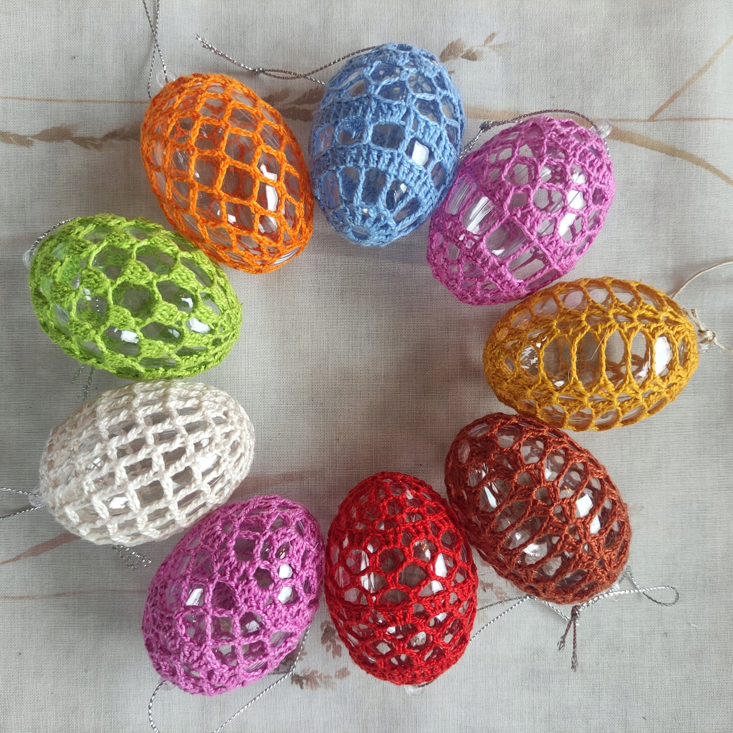 Velikonoční vajíčka na háčkování, barevné velikonoční ozdoby handmade