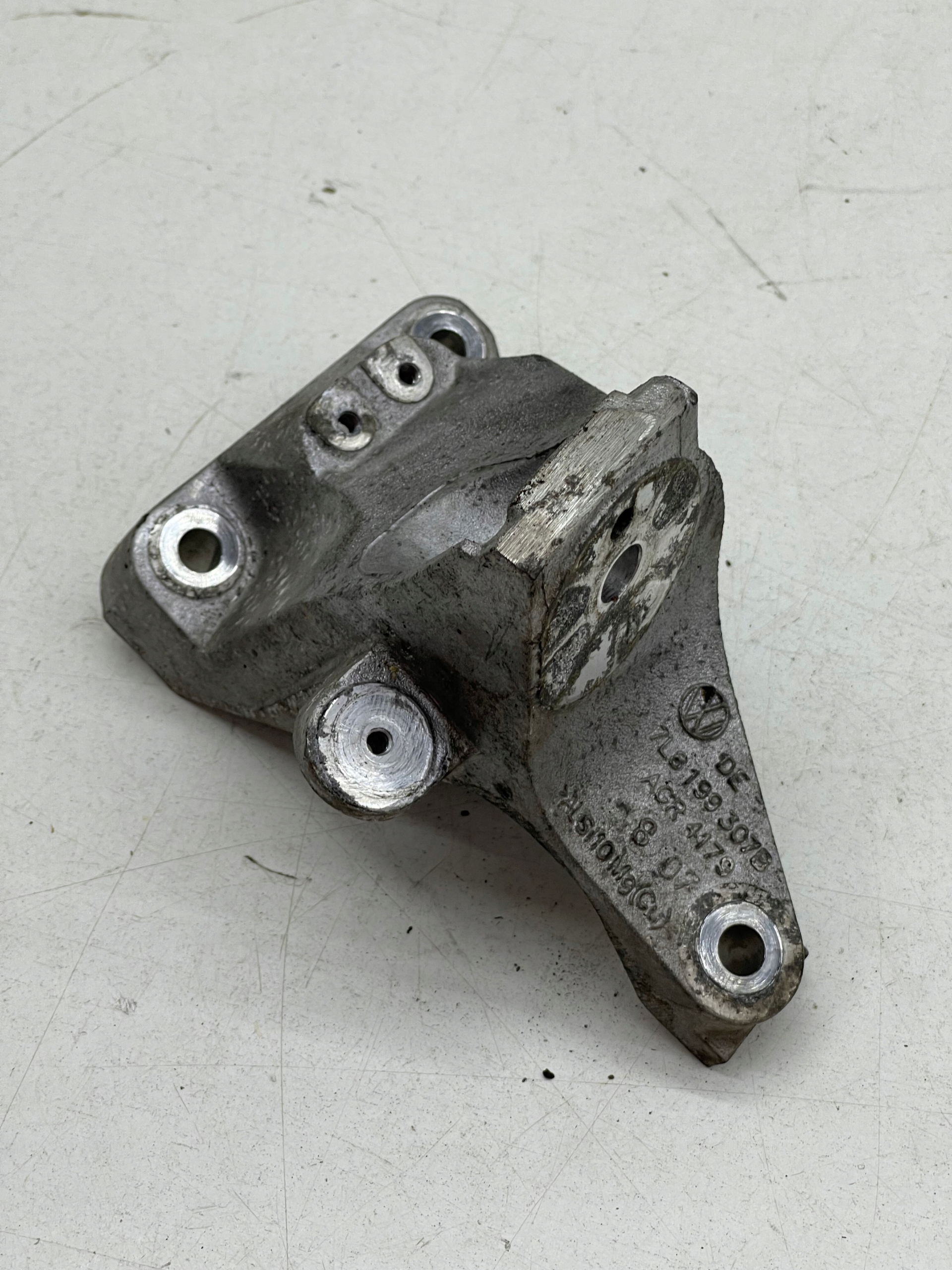 AUDI Q7 4L 4.2 TDI Support Support plaque Moteur