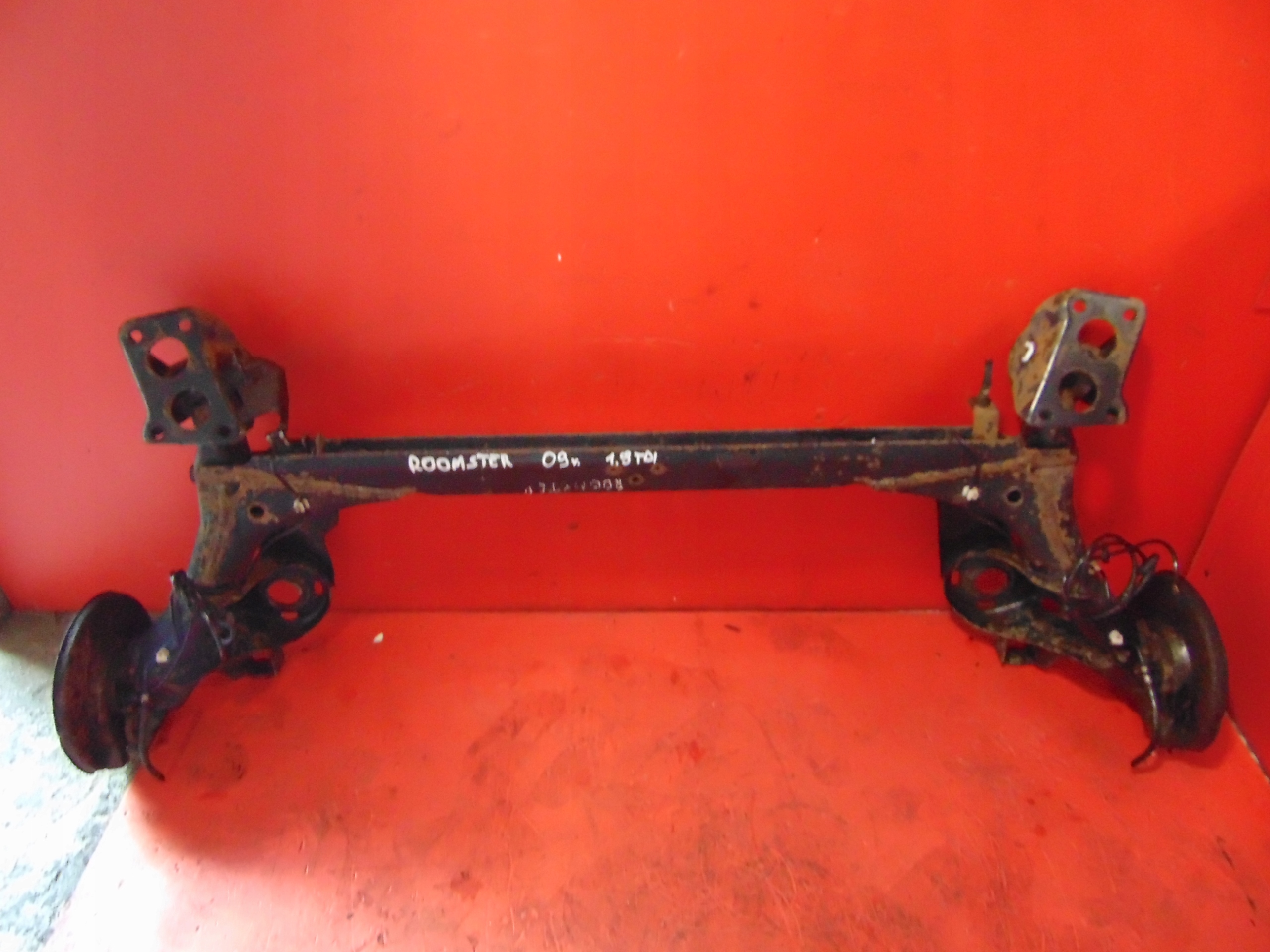 SKODA ROOMSTER OŚ BELKA ZAWIESZENIA TYŁ TARCZE