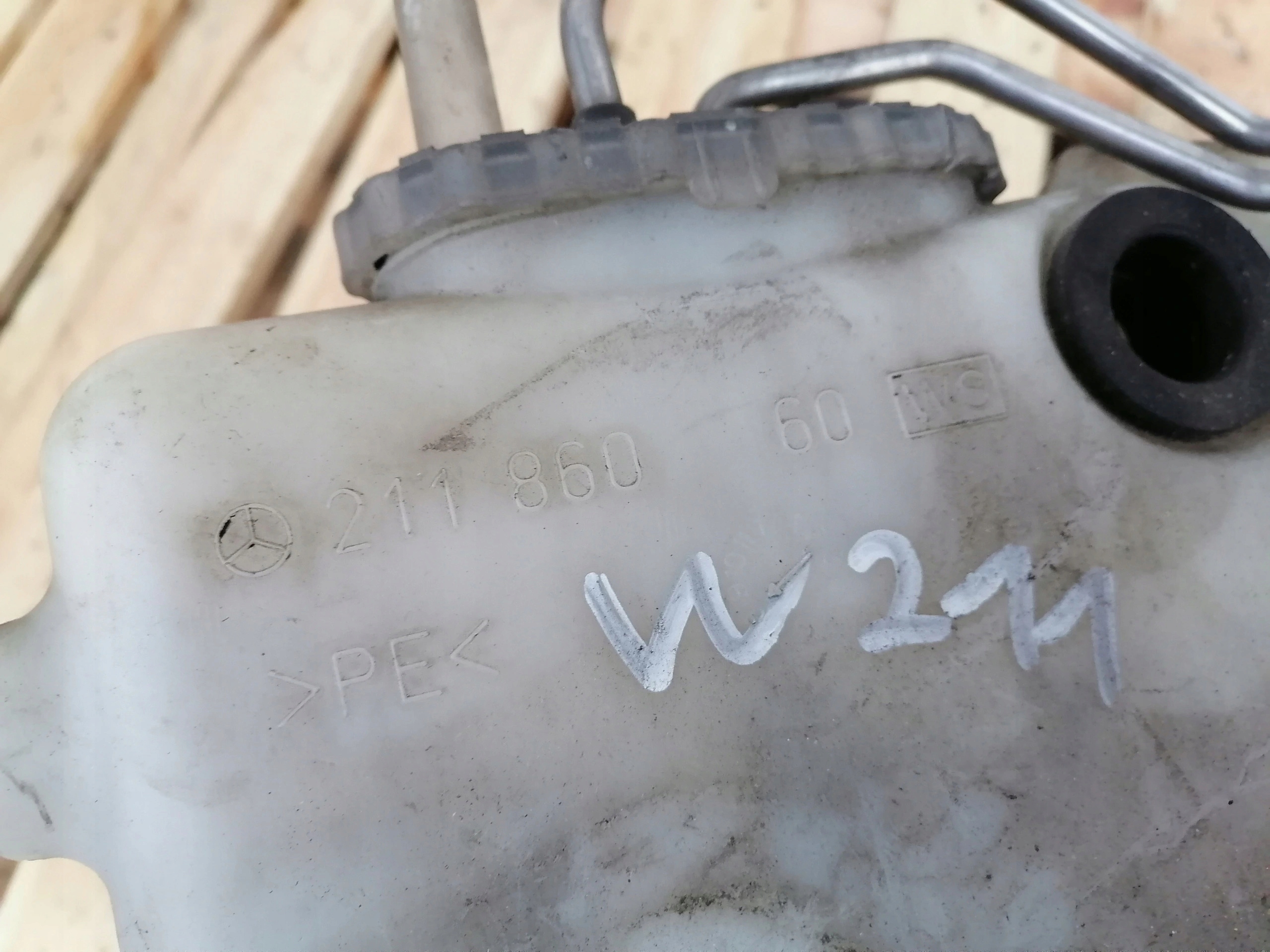washer fluid tank MERCEDES W211 DUZY