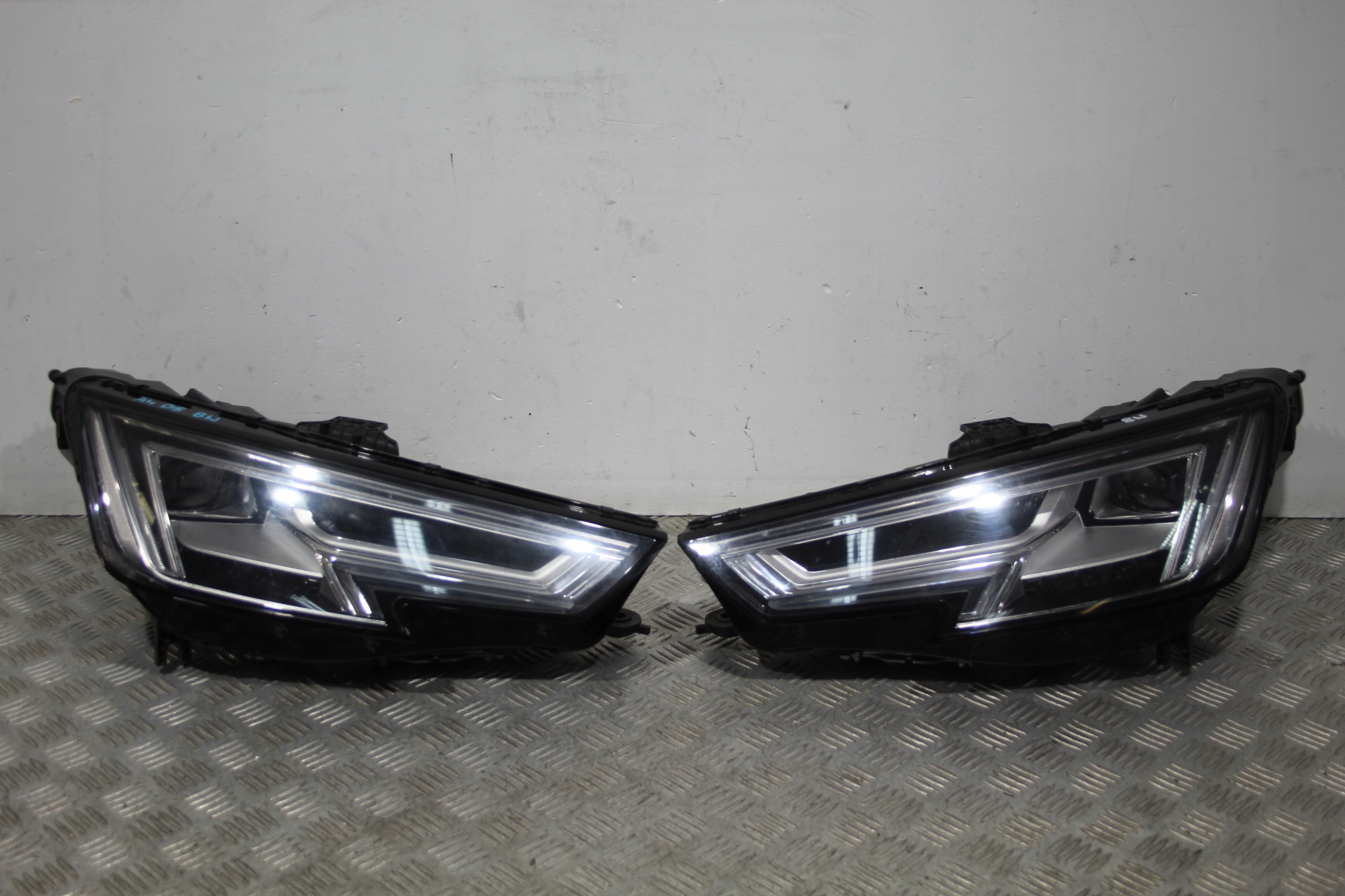 ФАРИ ПЕРЕД ПОВНИЙ КОМПЛЕКТ LED МАТРИКС AUDI A4 B9 8Ww0w9
