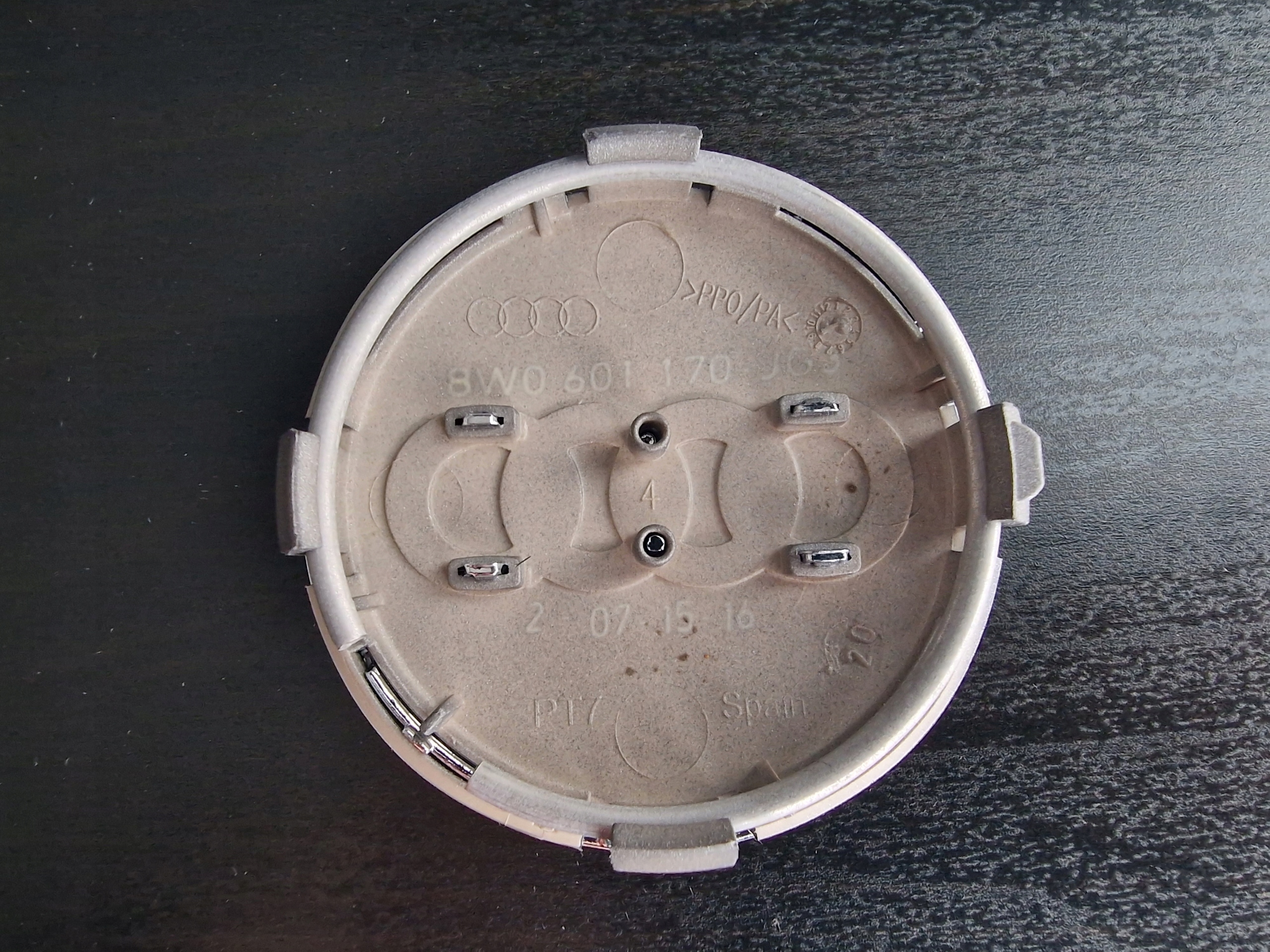 FABRYCZNIE NOWE Oryginalne Dekielki Audi 61MM 8W0 Liczba sztuk 4 szt.