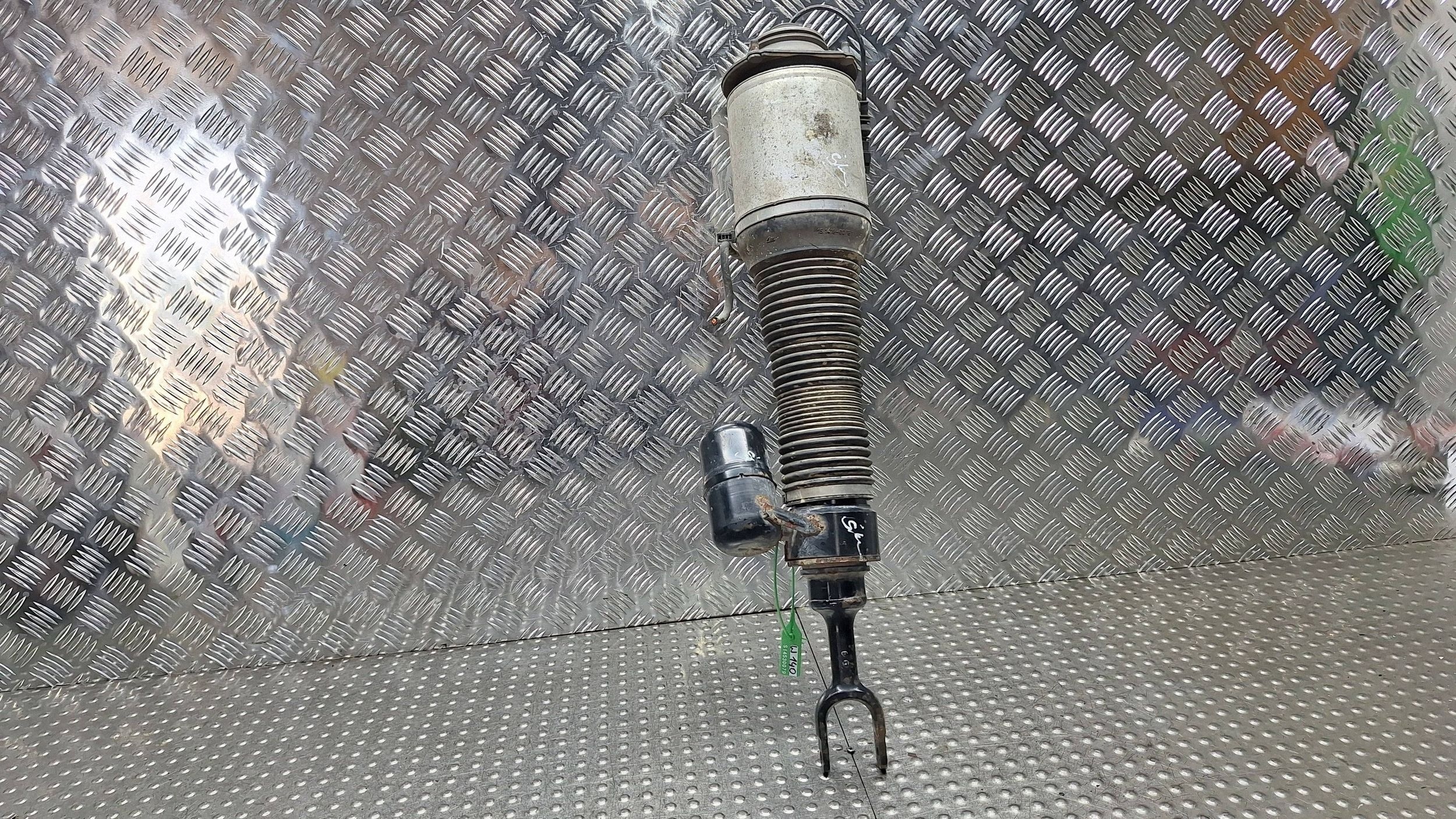 shock absorber PNEUMATYCZNY left front 3D0616039T VW PHAETON 3D 3.0 TDI