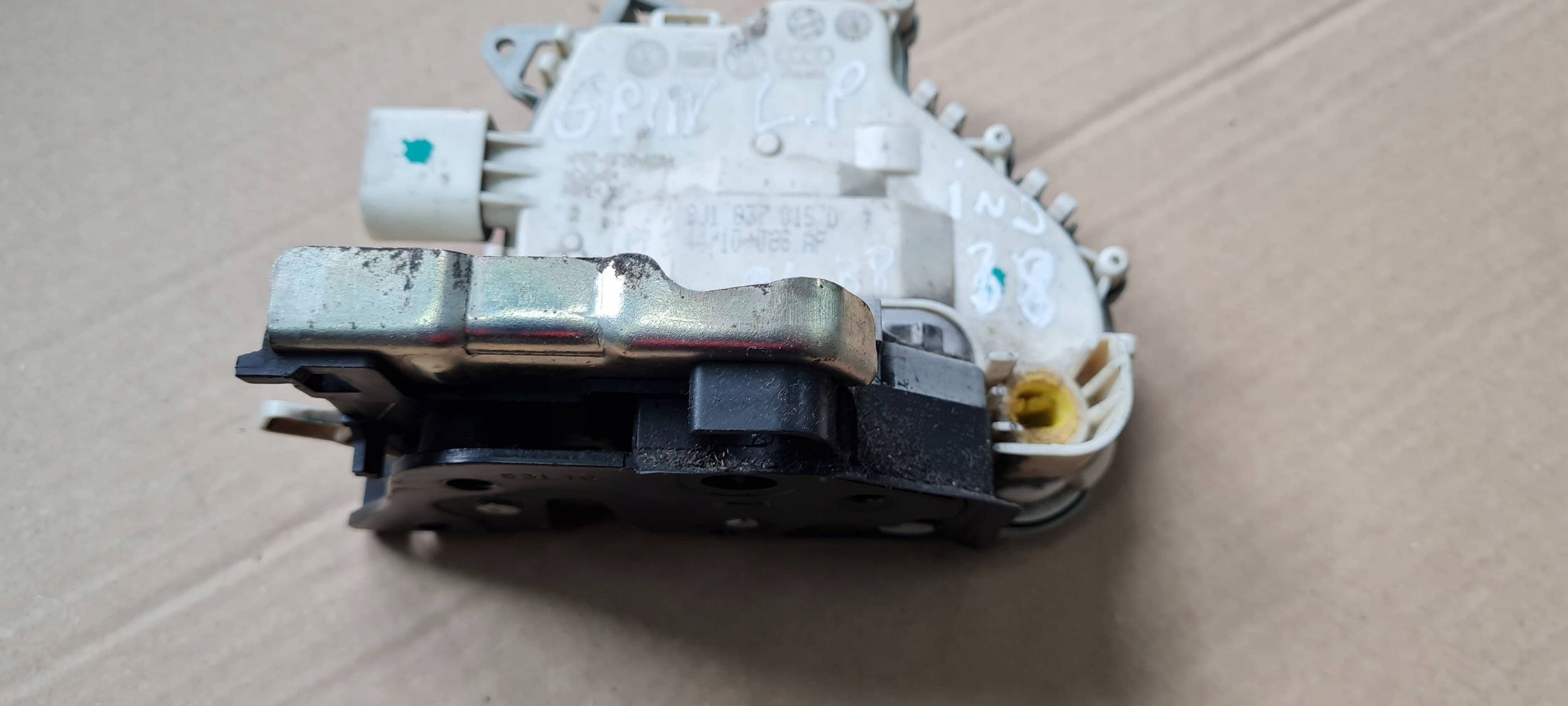 A4 B8 LIFT A5 Q5 lock door left front 6PIN 8J1837015D