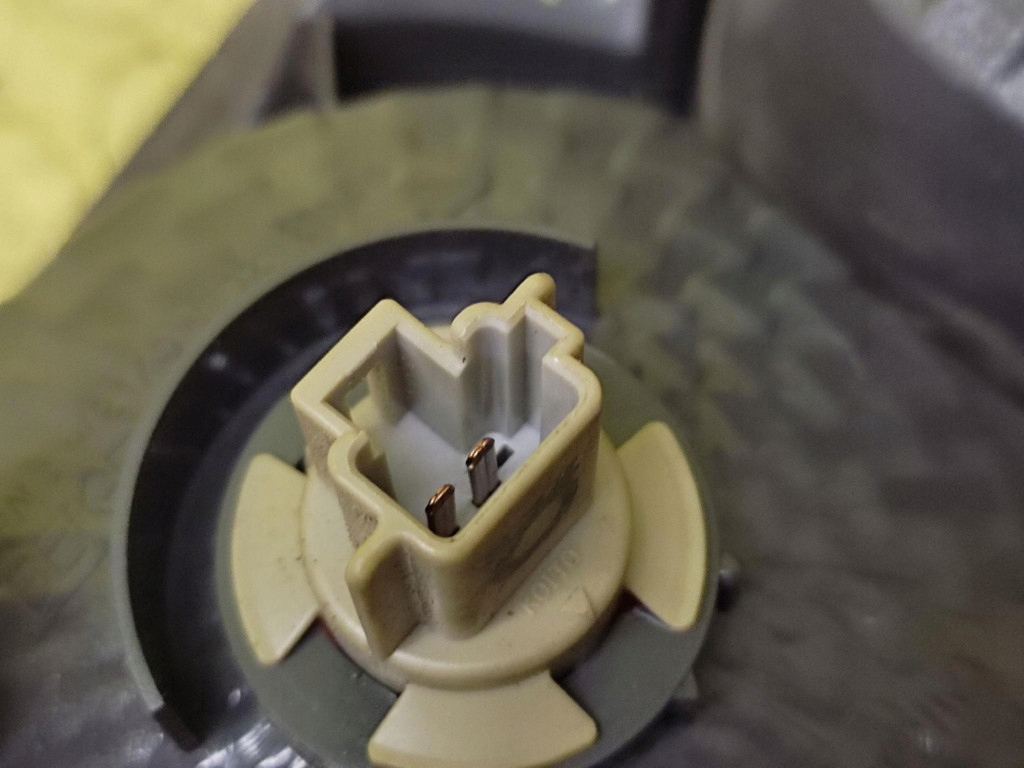 MAZDA 6 KOMBI light left rear part to the bonnet