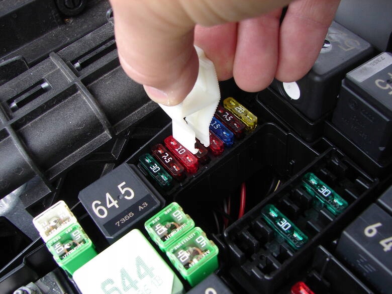 BEZPIECZNIK SAMOCHODOWY MAXI 25A EAN (GTIN) 5900804009634