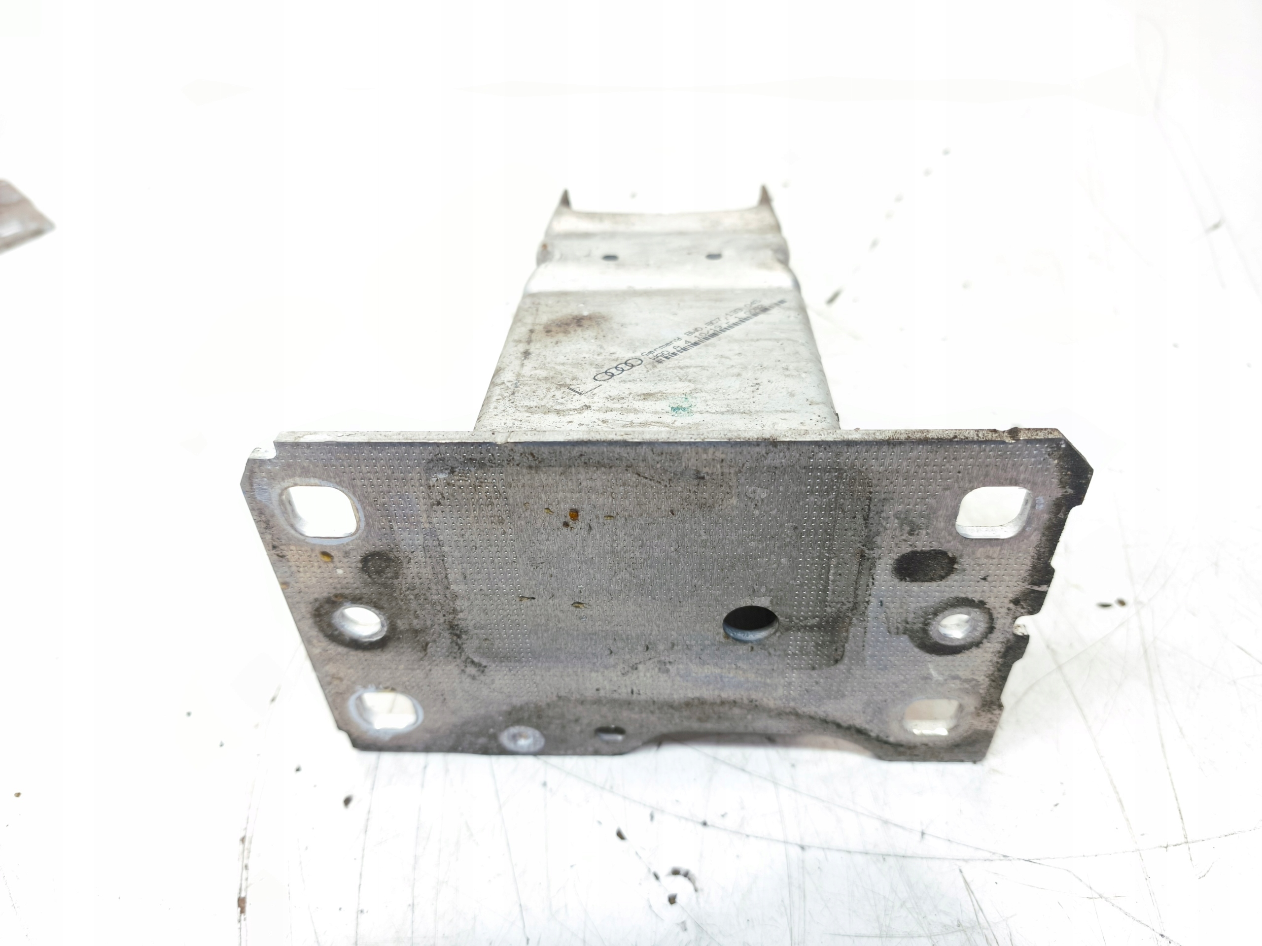 ODBÓJ STREFA ZGNIOTU LEWA AUDI A4 B9 8W0807133 Strona zabudowy przód