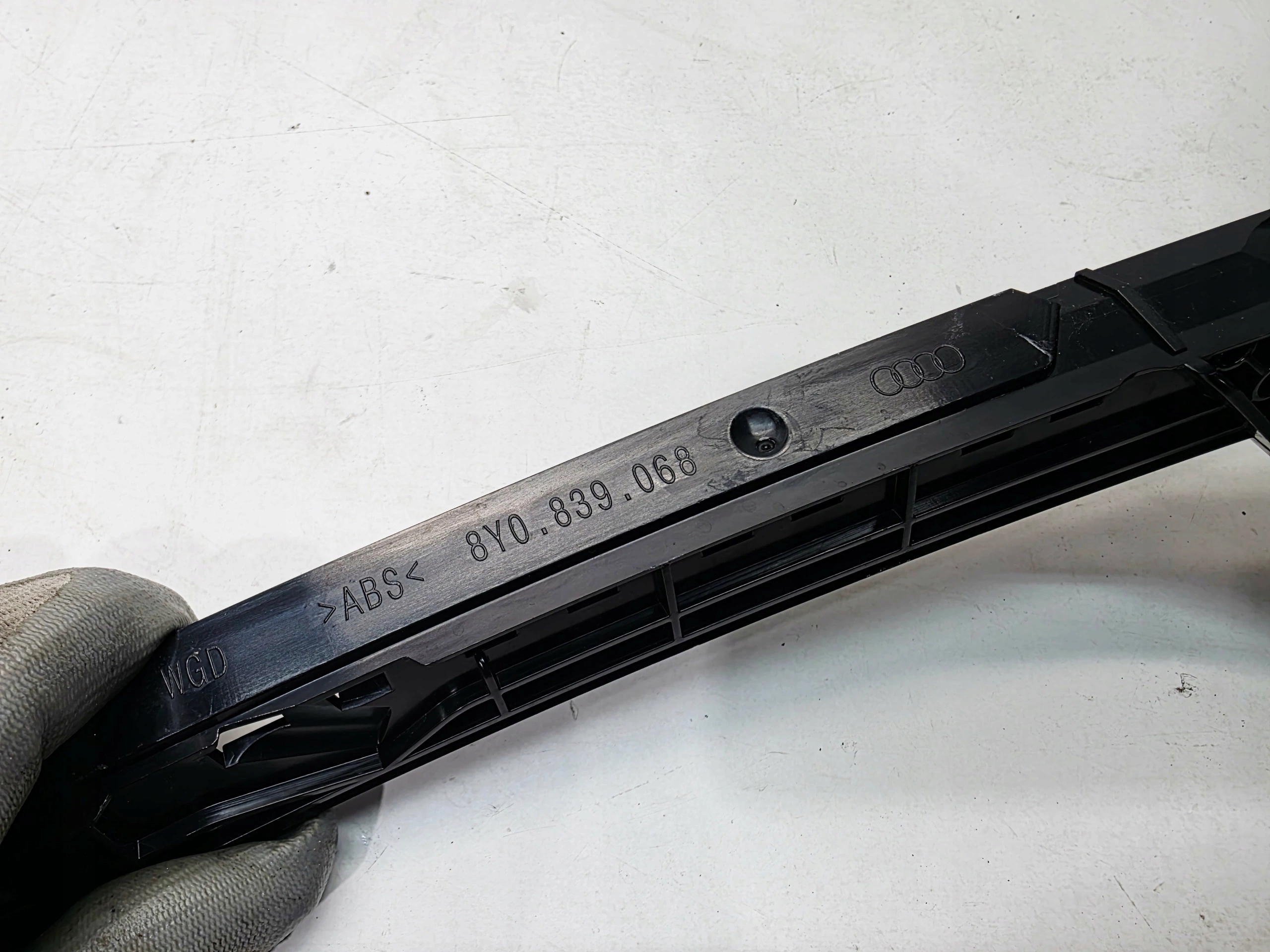 PROWADNICA windows right rear part AUDI A3 8Y 8Y0839068