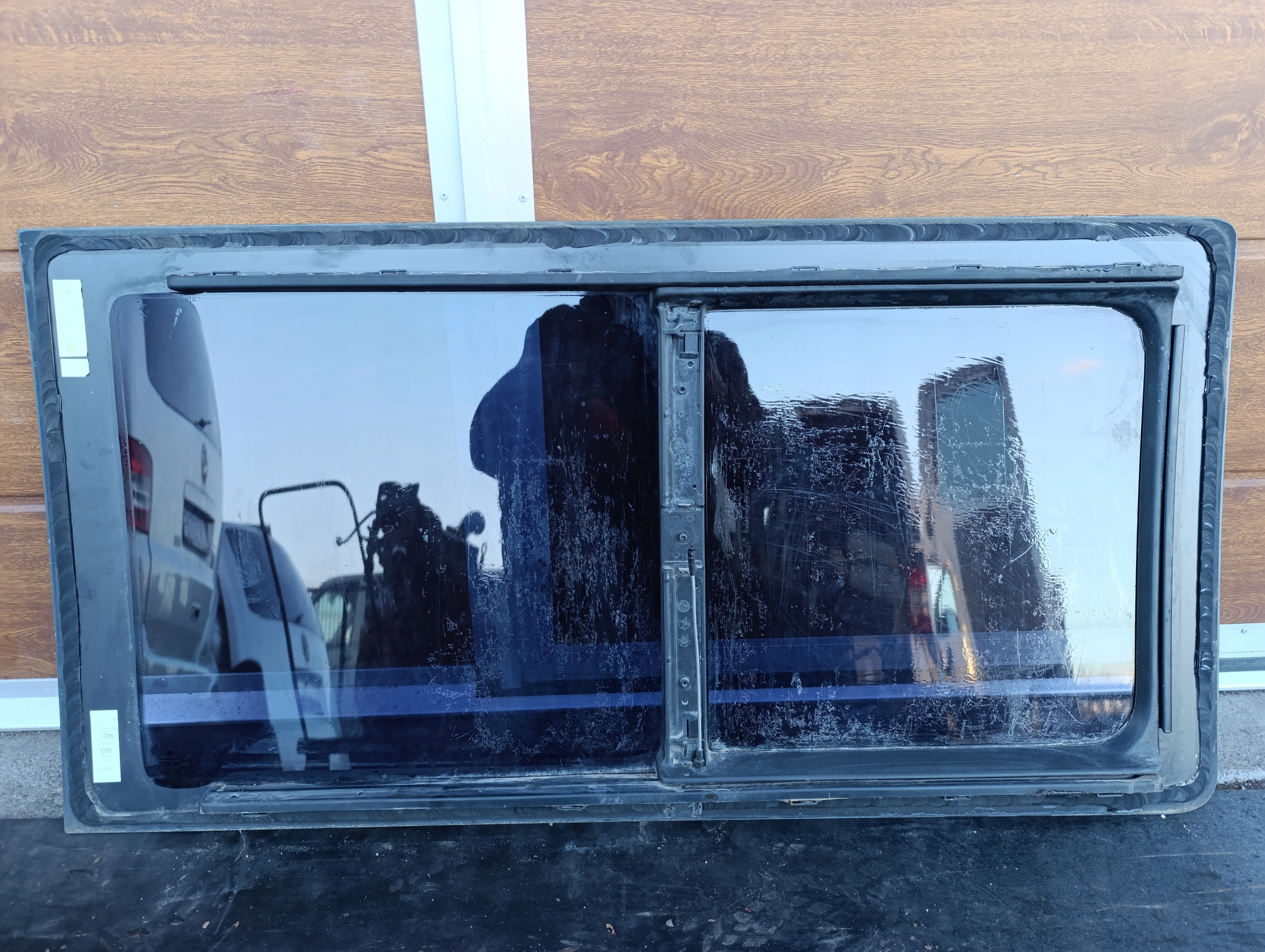 VW T5 window PRZESUWNA DRUGI RZAD left damaged