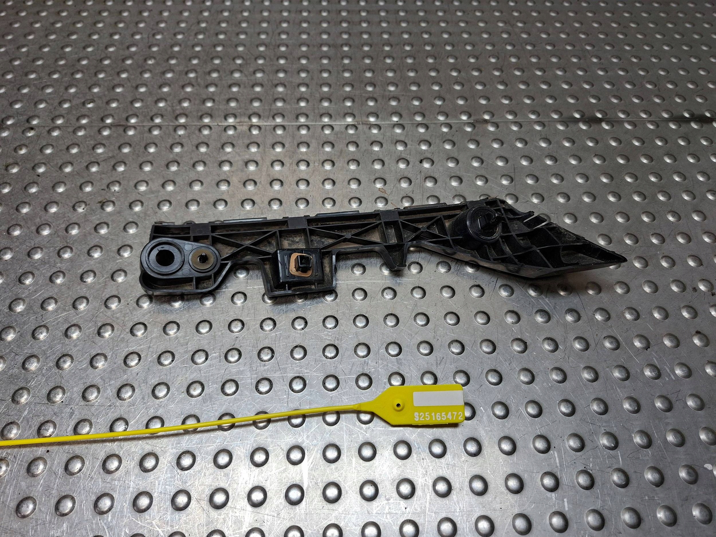 Support Console Pare choc Arrière Droite MAZDA CX3 14- D10J502H1