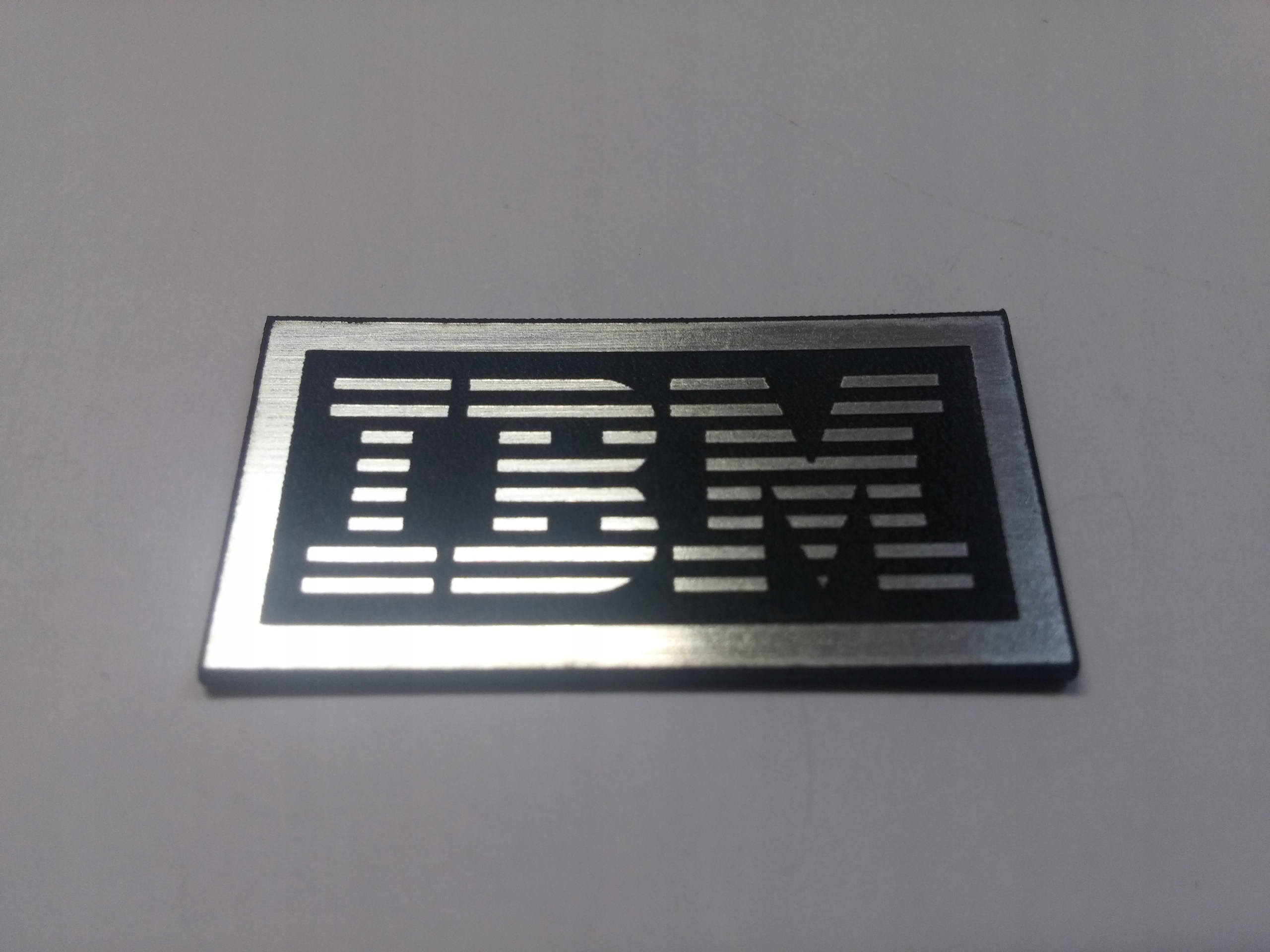 

Ibm naklejka emblemat 37 x 19 mm *srebrna