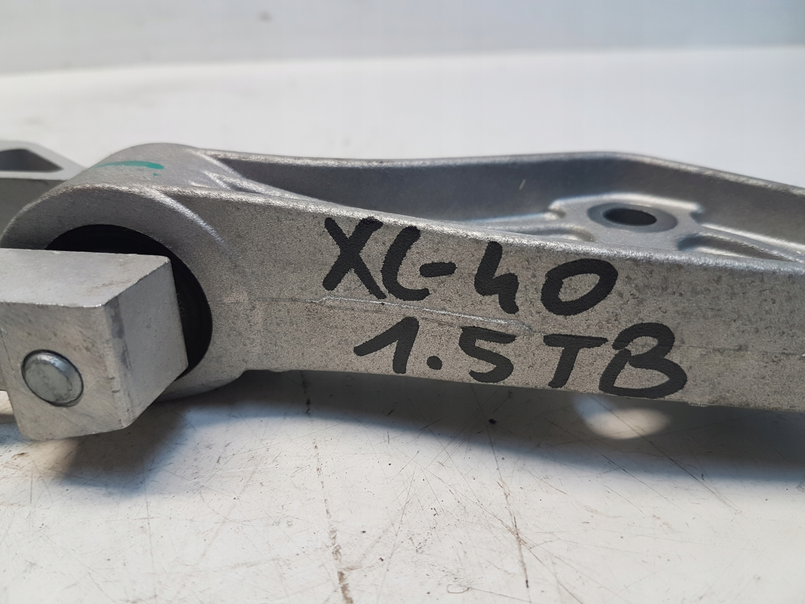 VOLVO XC40 T3 gearbox mount 32222105