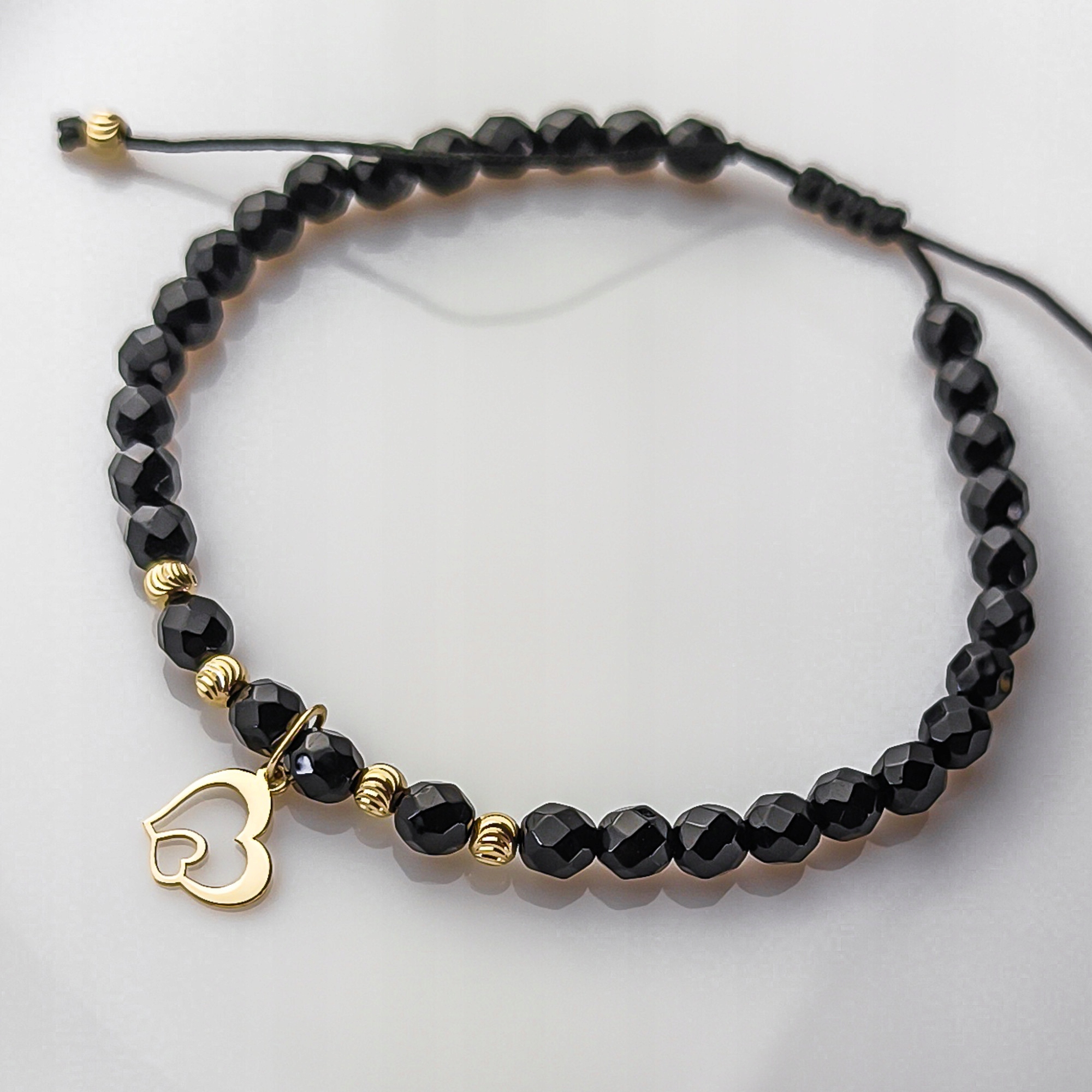 Zlatý náramek na provázku s onyxovými korálky a srdíčkem pr.585