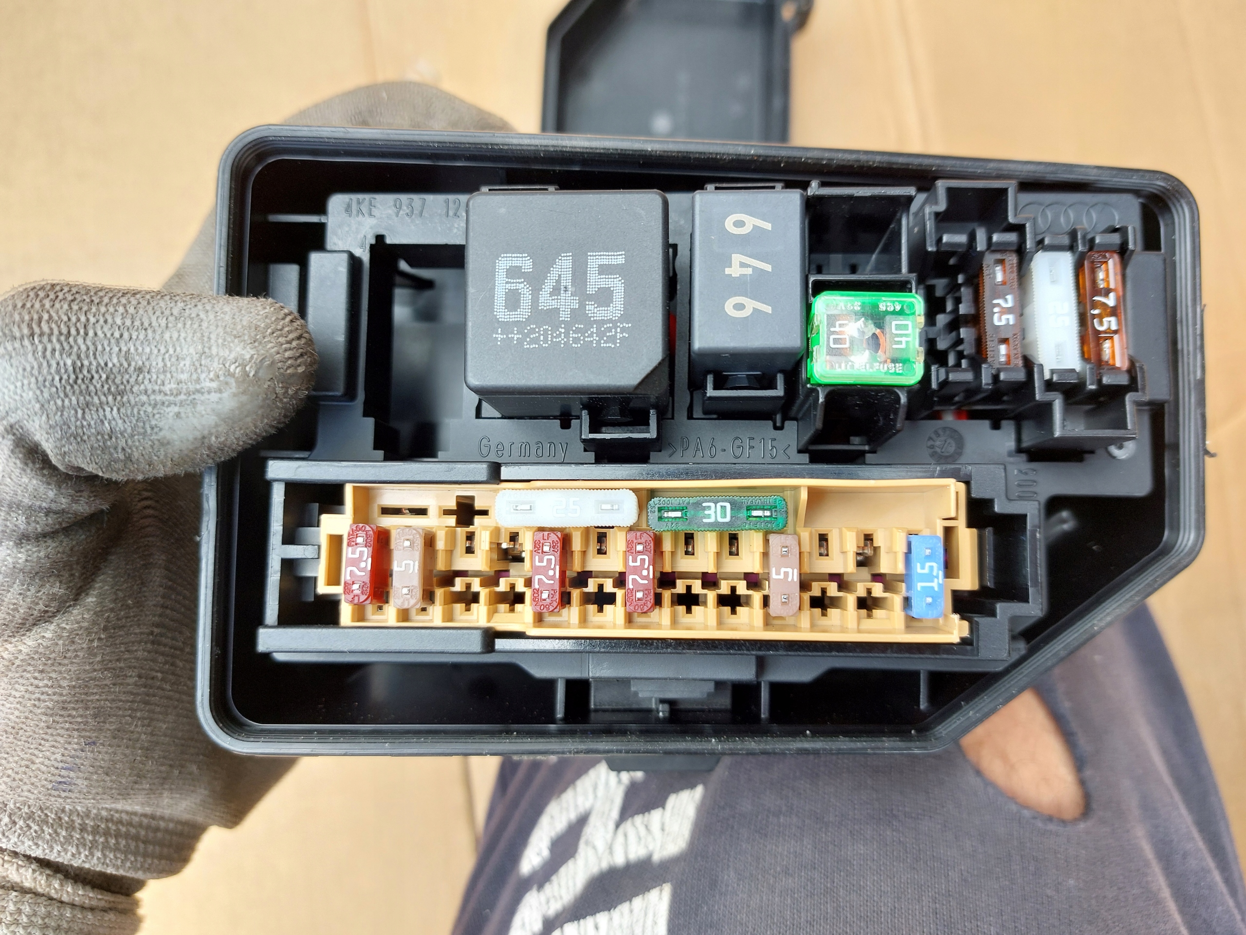 compartment of fuses AUDI E-TRON 4KE937124