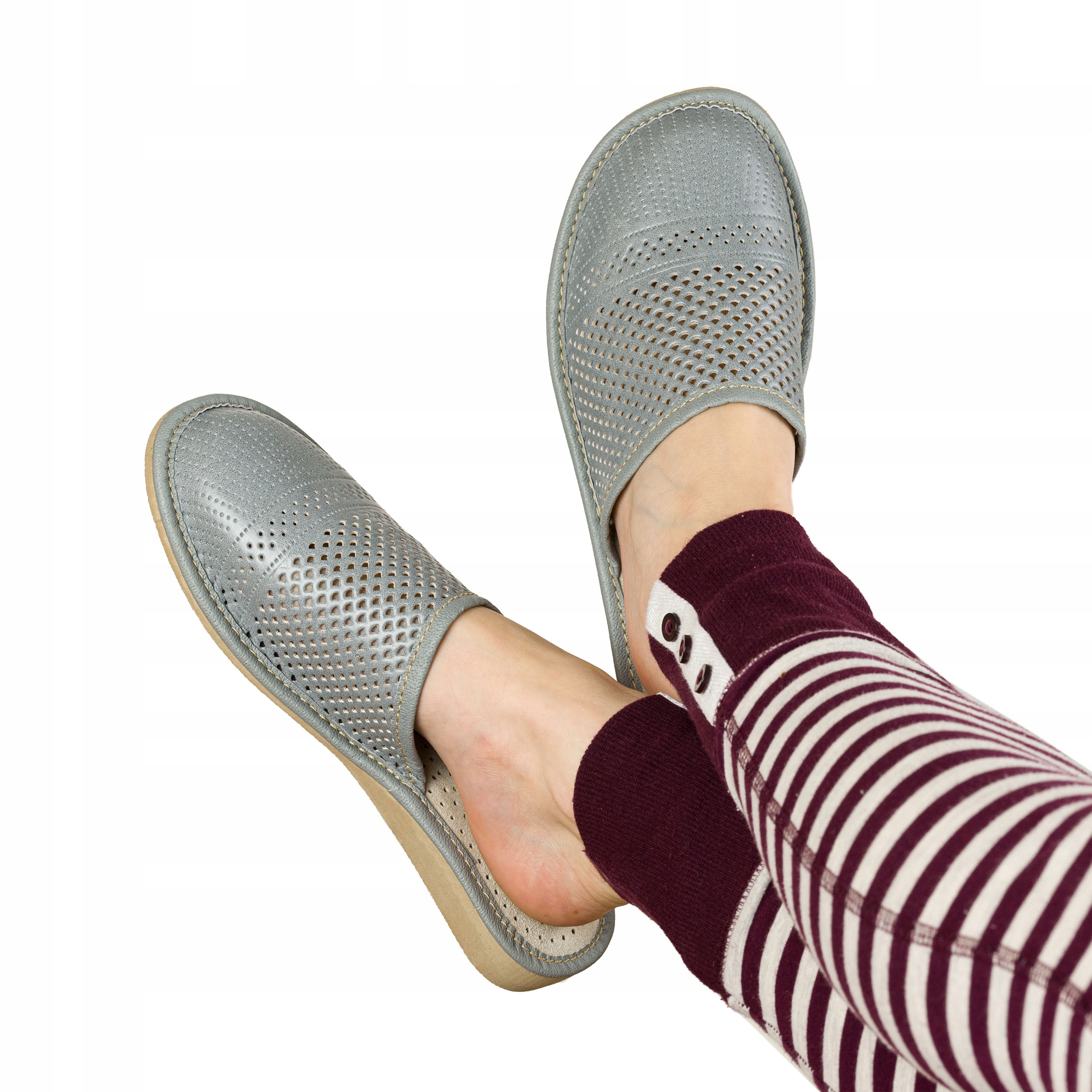 KAPCIE DAMSKIE SKORZANE LACZKI DOMOWE PANTOFLE Model KAPCIE PRZEWIEWNE NA LATO DOMU GÓRALSKIE DZIURKAMI