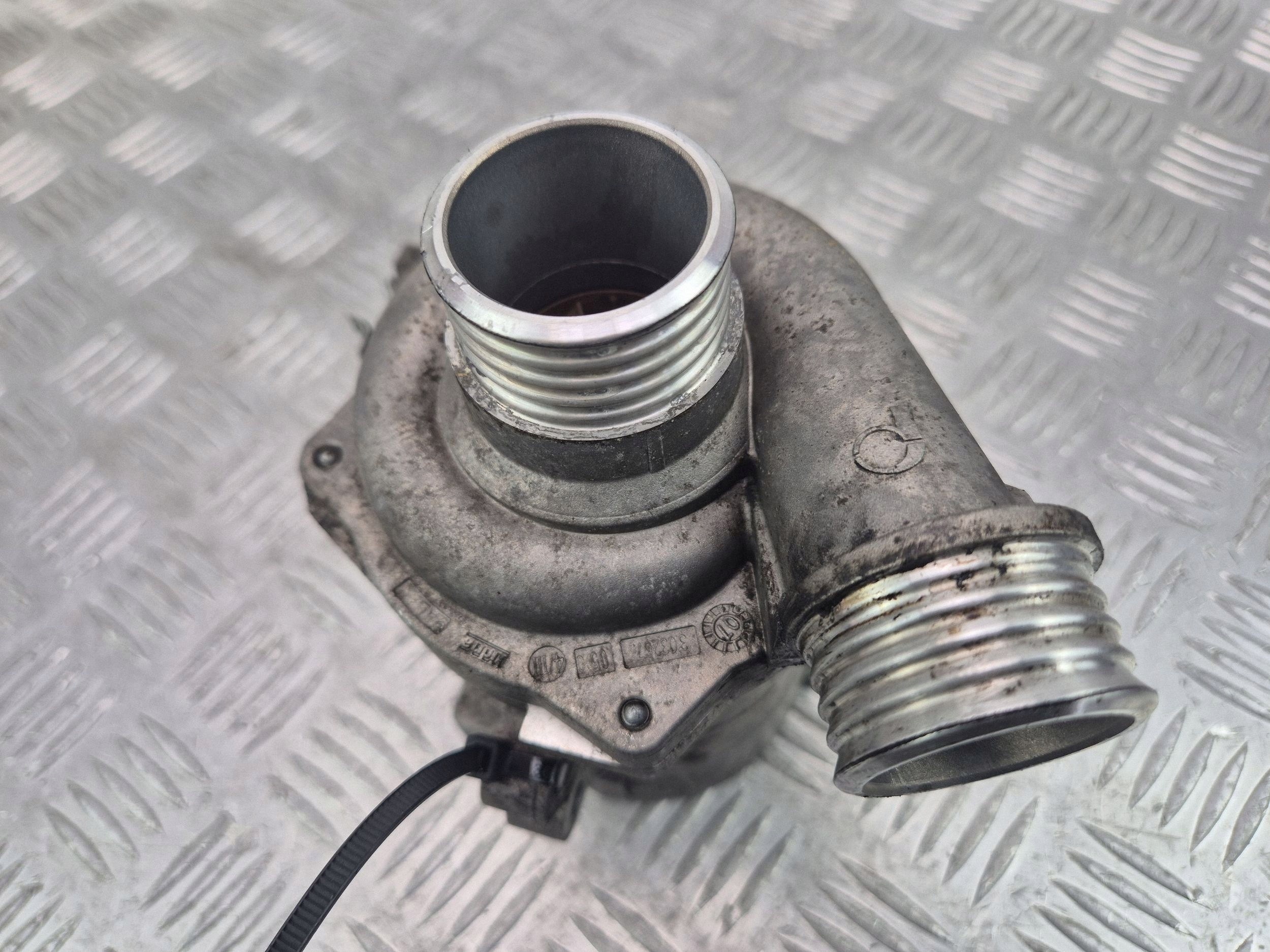 BMW 3 E90 E91 330i vízpumpa 7545201 N52B30AE
