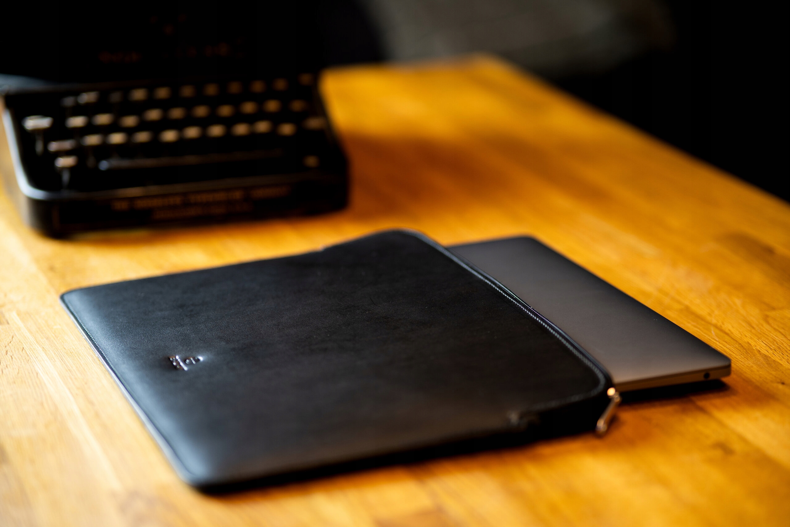 BALTAN Etui skórzane z zamkiem do MacBooka Pro 14" czarne — 8