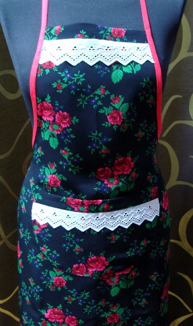 FARTUSZEK KUCHENNY Z HAFTOWANĄ KORONKĄ FOLK EAN (GTIN) 5793200649