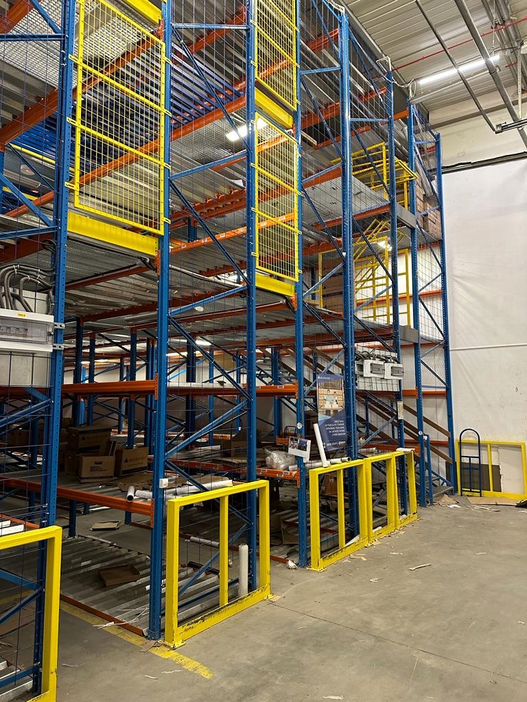 Regał magazynowy, wygrodzenie regału, siatka żółta, bramka ,osłona , kratka