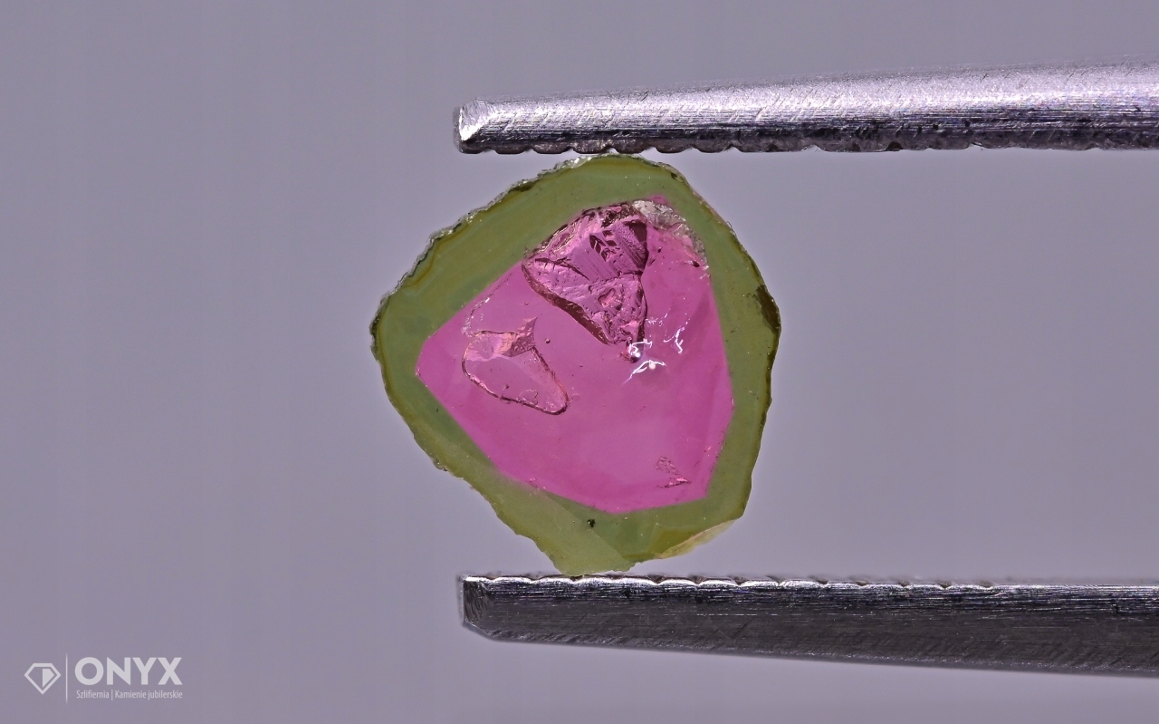 Turmalín nepravidelná destička 6x6 mm