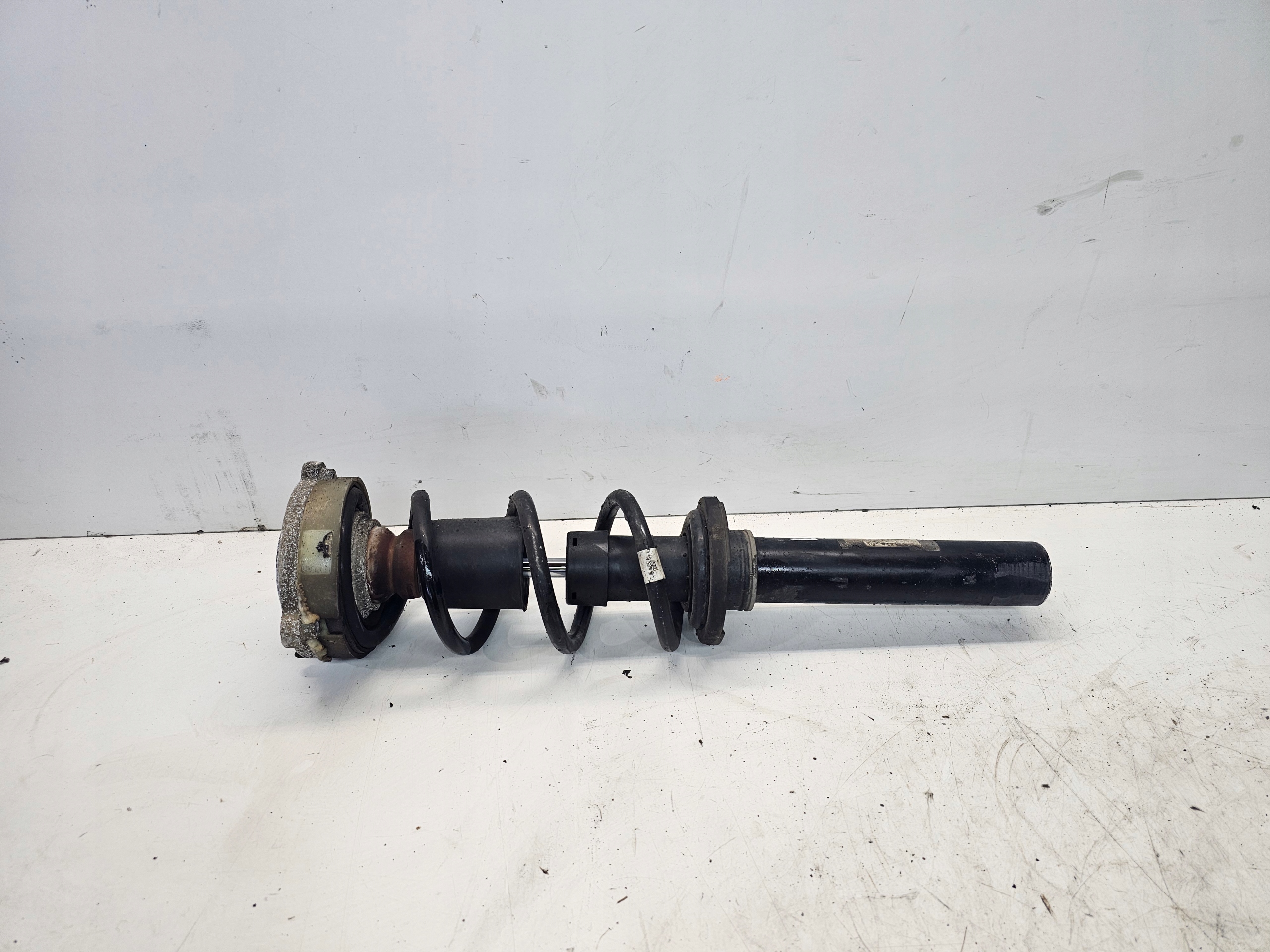STOSSDÄMPFER LINKS ODER RECHTS VORNE AUDI A4 B9 A5 8W 8W0413031BG