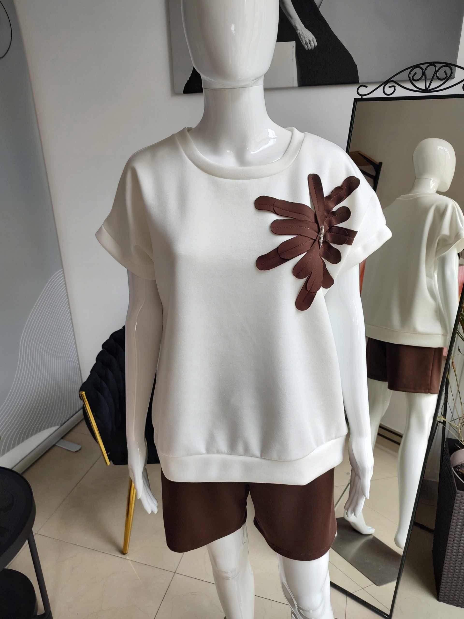 Masełkowy letni komplet dresowy z kwiatkiem czekoladowy One size