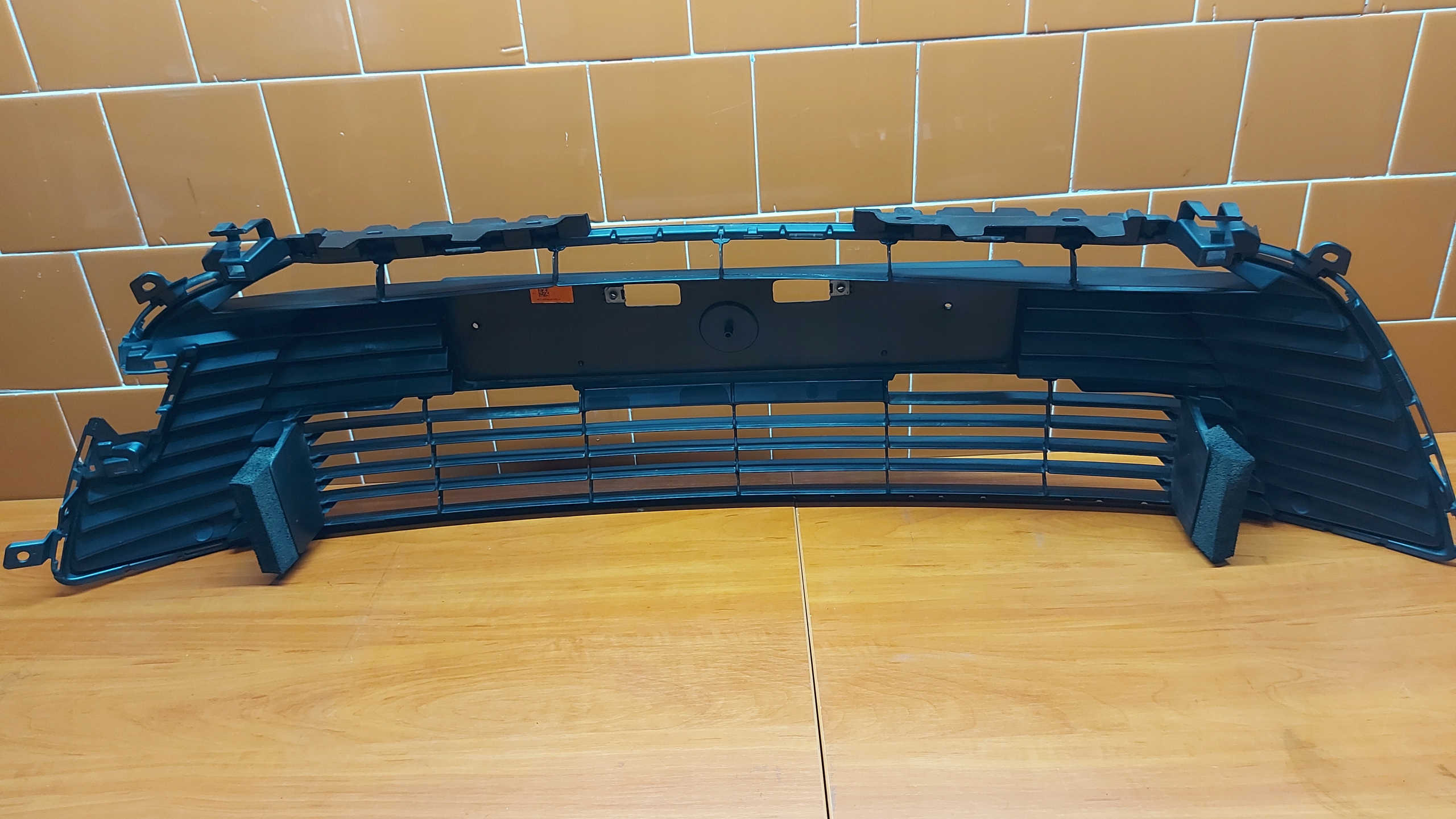 grid of a bumper central front front TOYOTA COROLLA E21 sedan 19