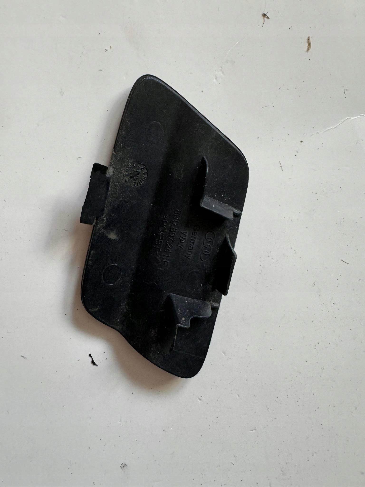 AUDI RS4 8K0 B8 -> Abschleppöse der Stoßstange vorne 8K0807241F