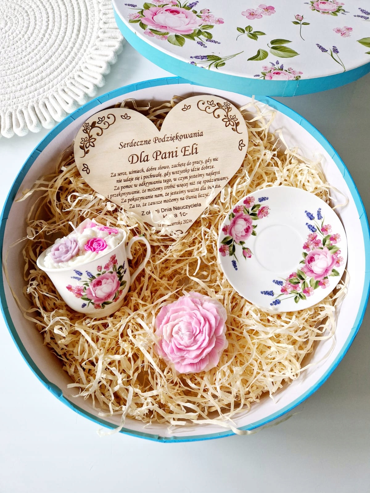 Sójová svíčka s gravírováním v Šálku Pivoňka dárek Svatá Mikuláše svatba