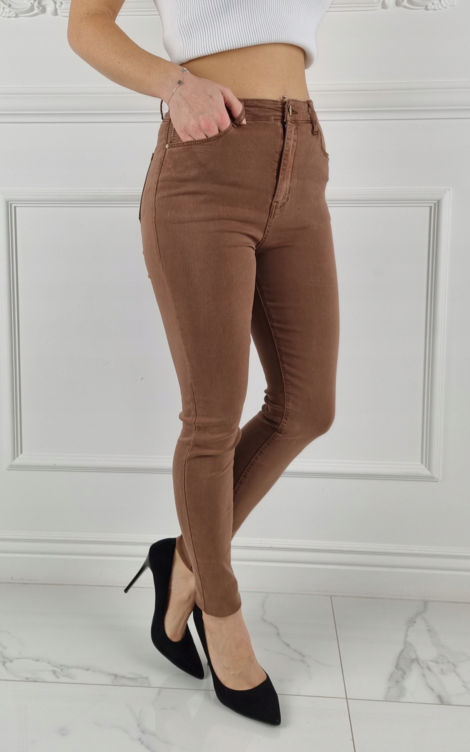 # DAMSKIE SPODNIE JEANSOWE WYSZCZUPLAJĄCE KOLORY # Model 552