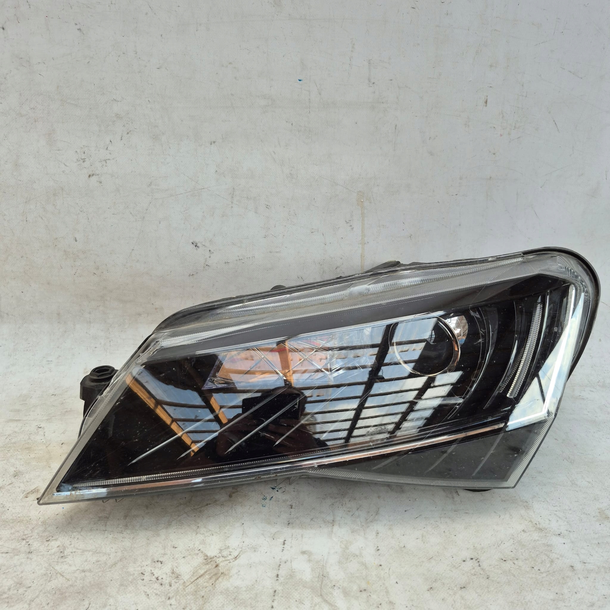 SKODA SUPERB III 3V0 3V1 15- light left front front BI-XENON 3V1941015A