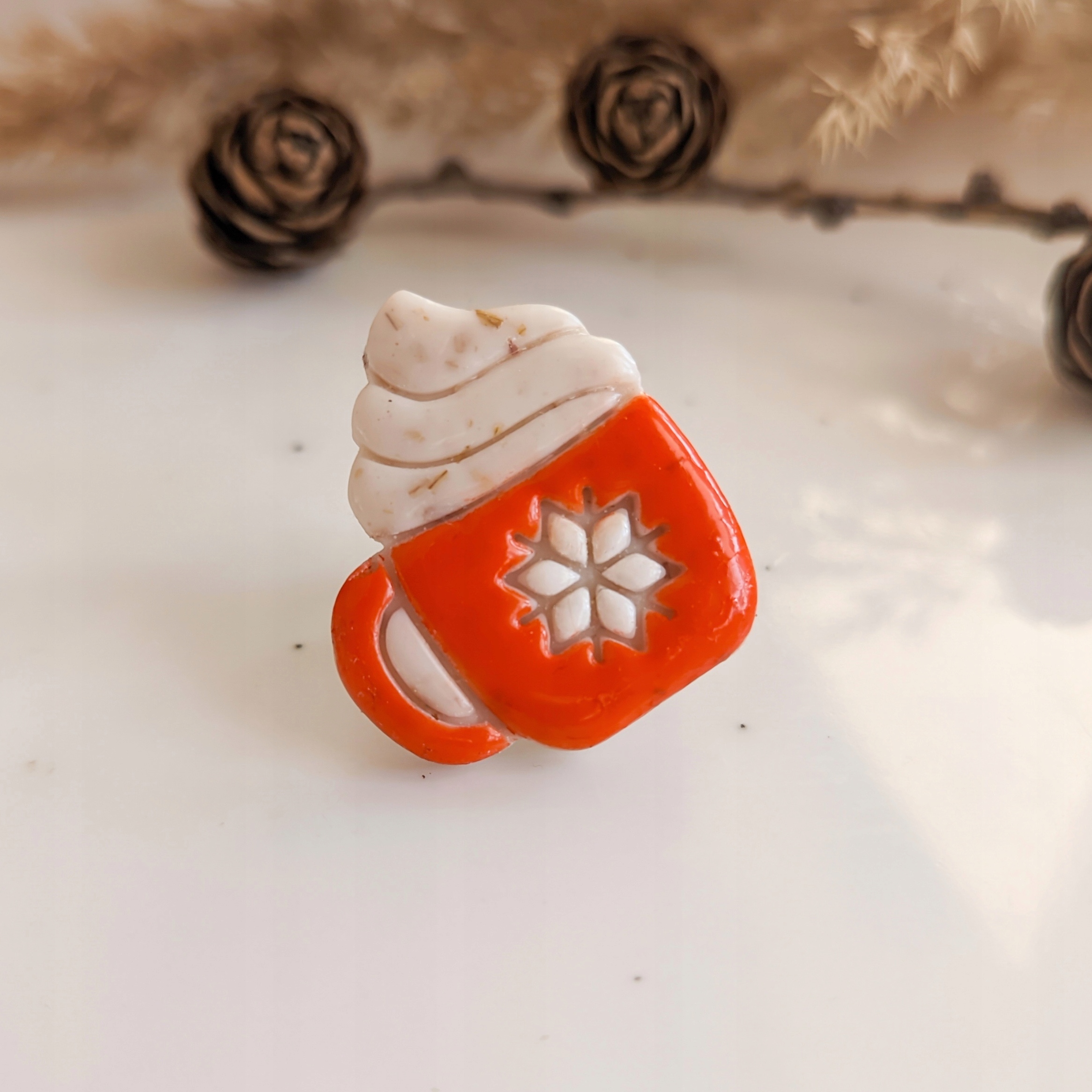 Pin zimní hrnek horká káva, caffe latte dárek pro ni, boho akcesoria