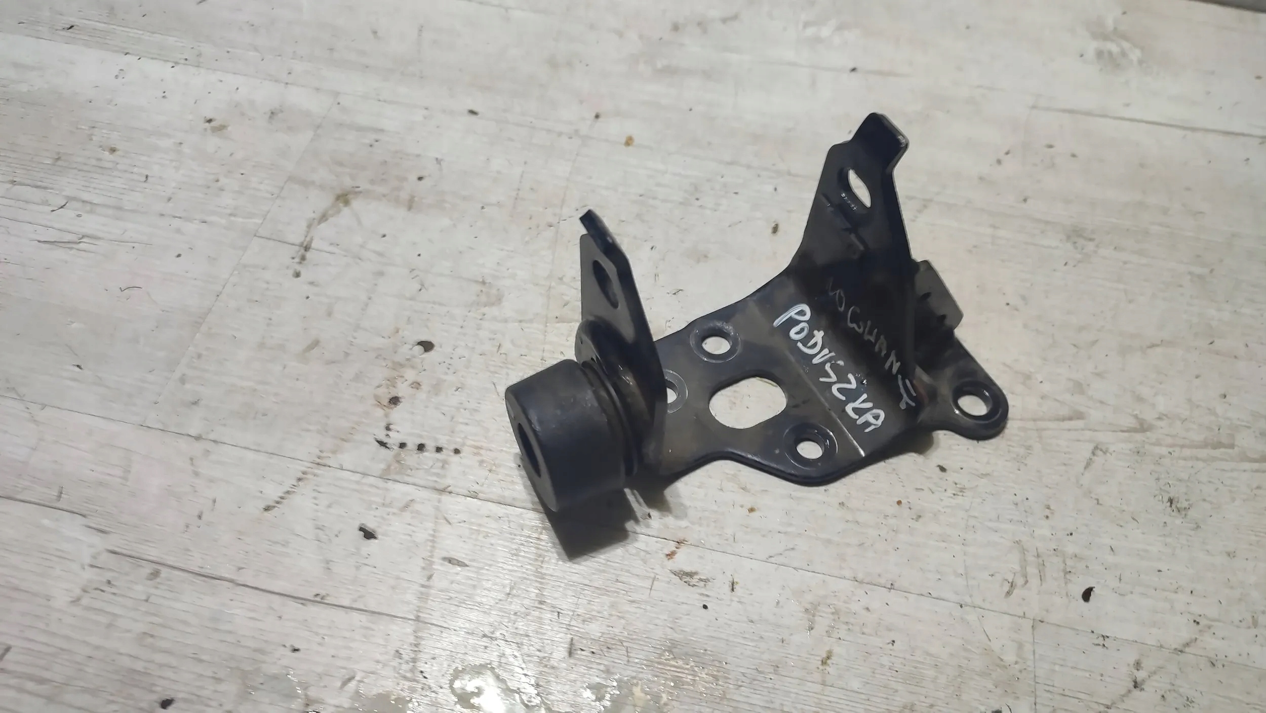 Toyota C-HR and 1.2 19r console engine mount