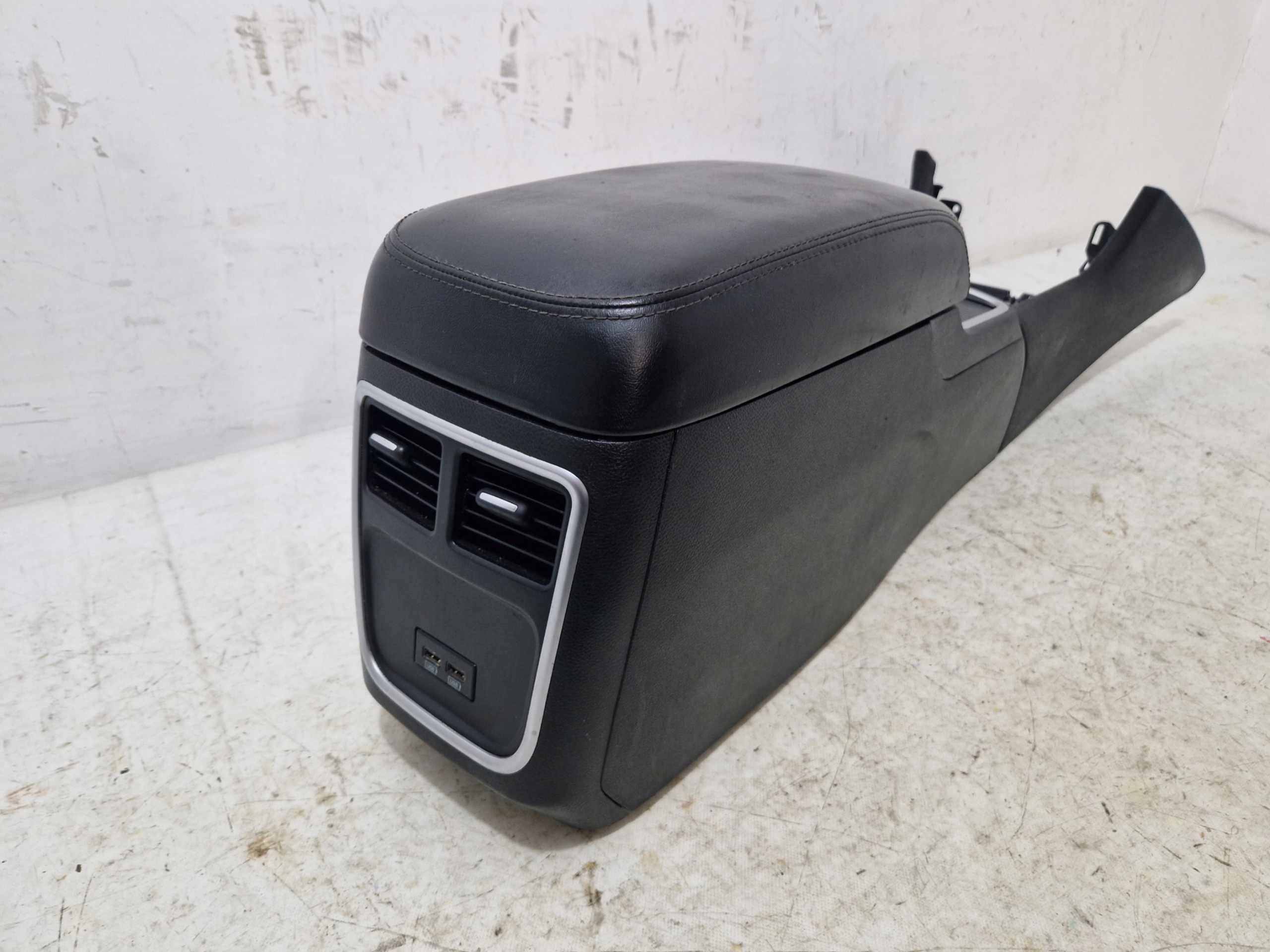 DODGE CHARGER 2019- TUNEL central armrest 6ED891X9AH