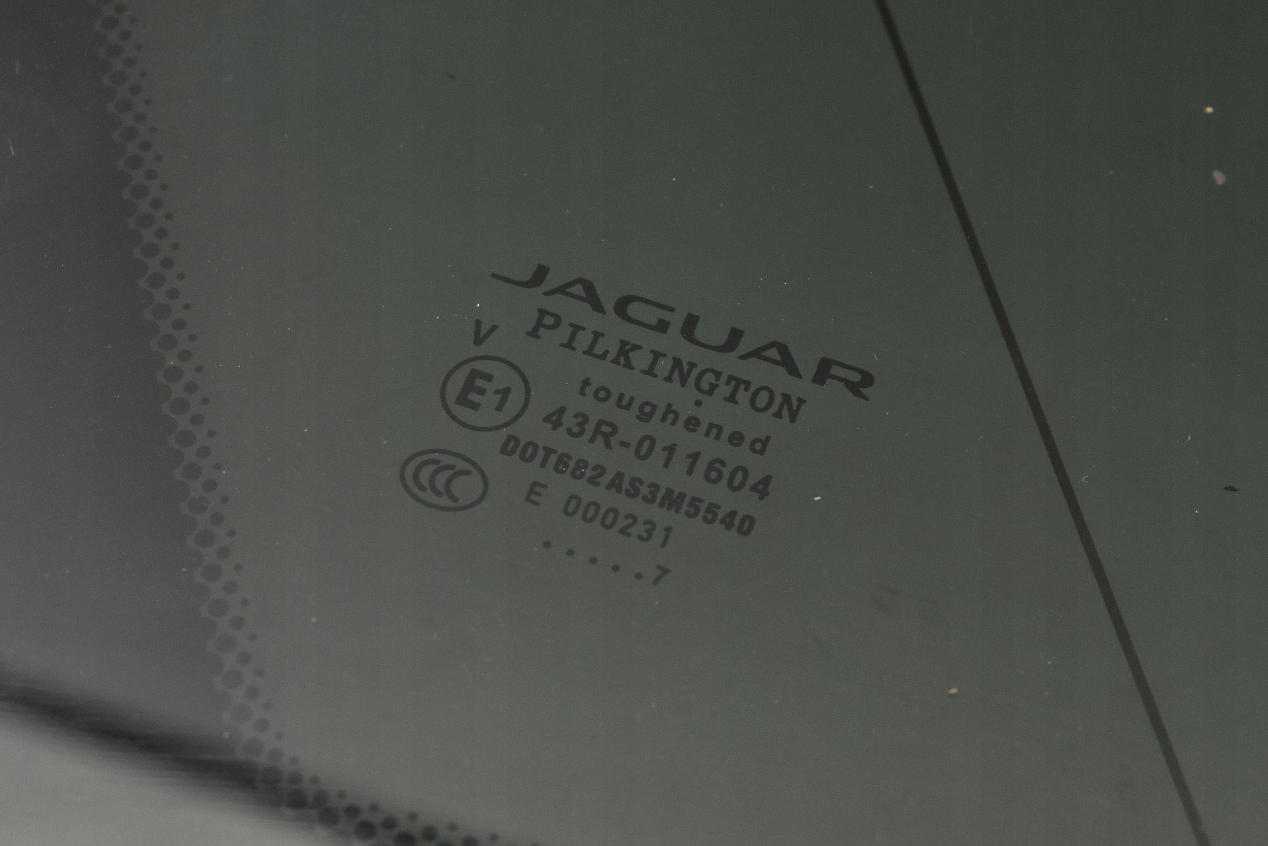 SZYBA KAROSERYJNA LEWY TYŁ JAGUAR F-PACE X761 Producent części Jaguar OE