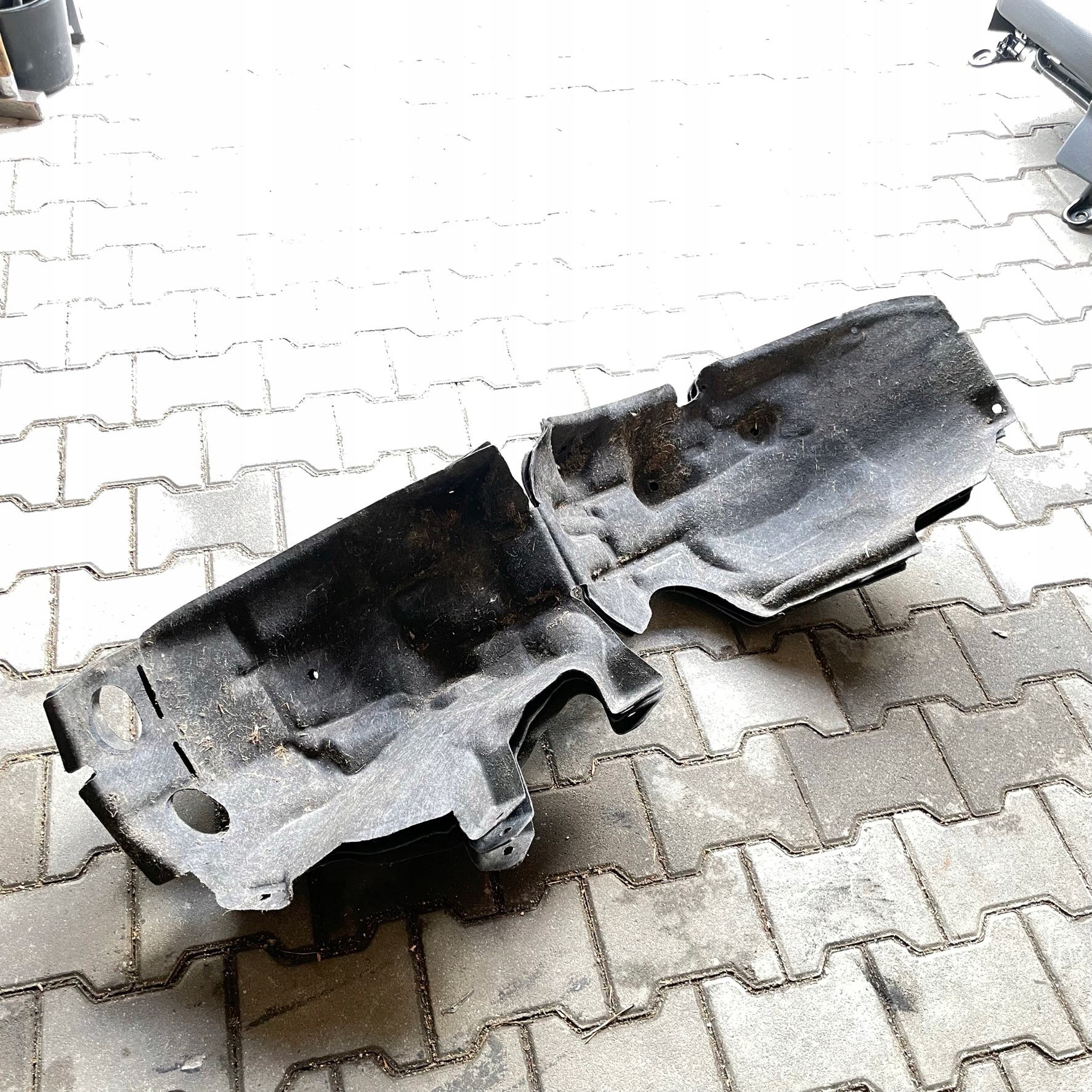 RENAULT MEGANE IV HYBRYDA KOMBI MUDGUARD LEFT REAR PART