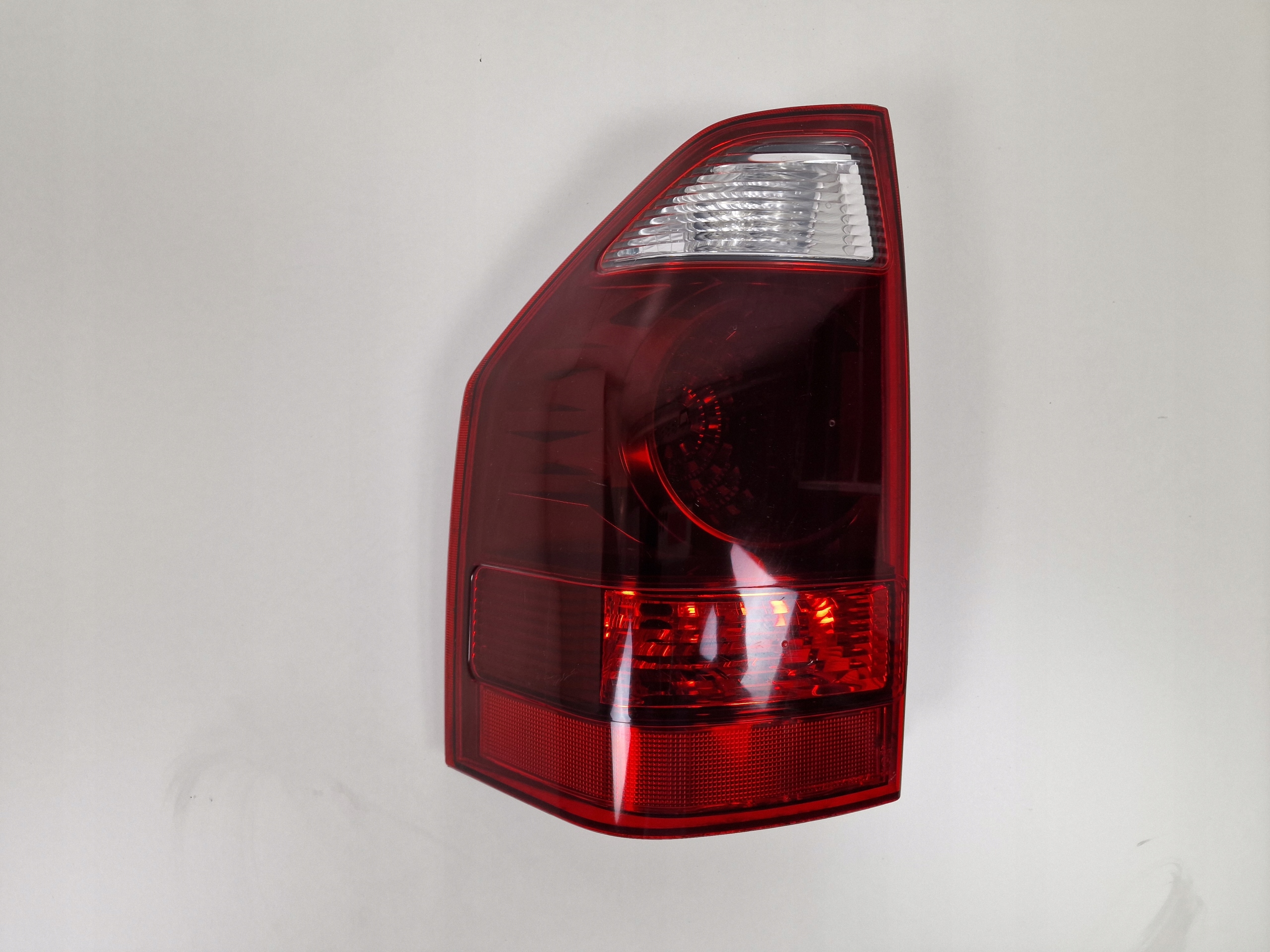 MITSUBISHI SHOGUN Licht links heck