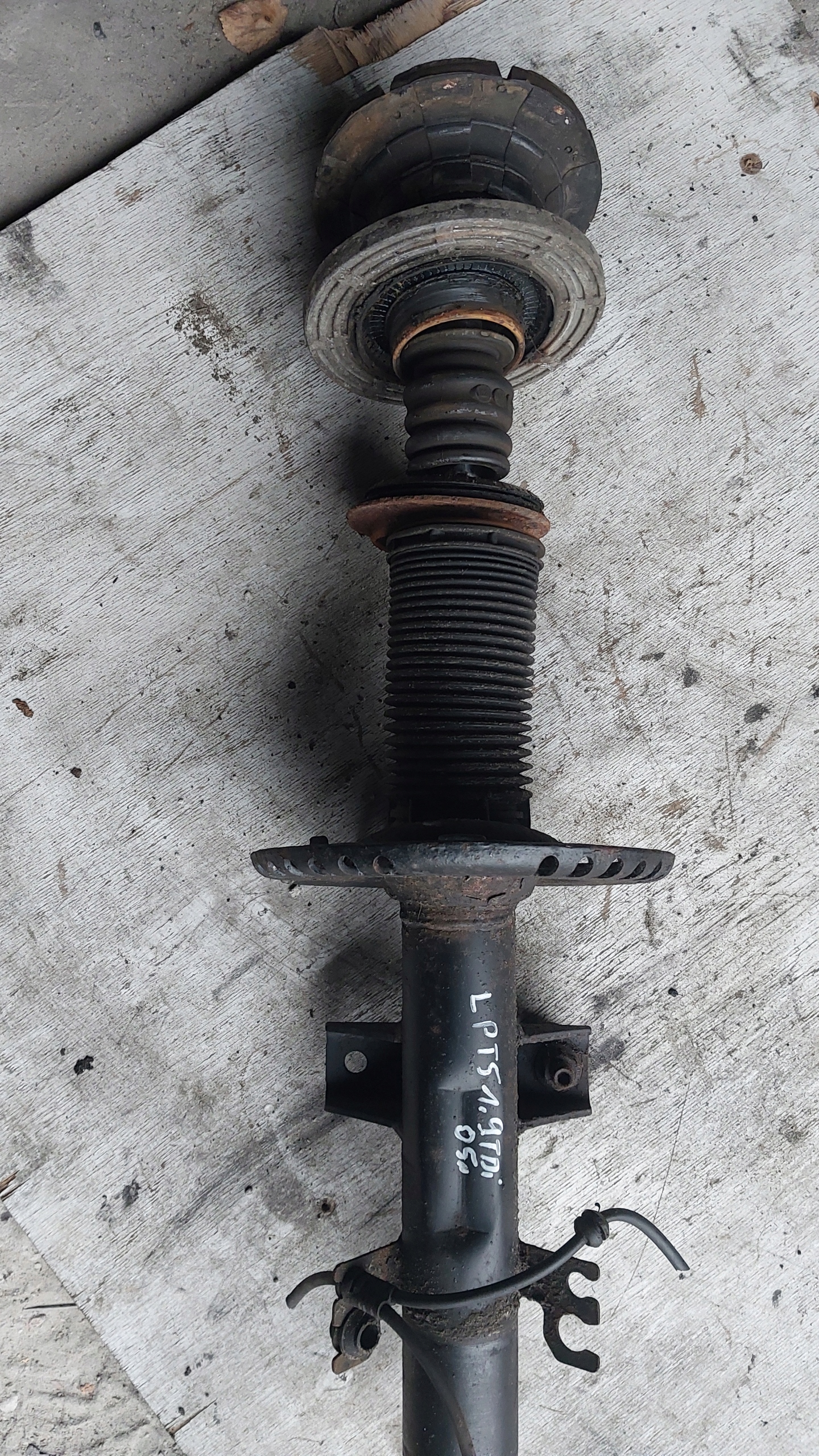 shock absorber left front VW TRANSPORTER T5 1.9 TDI 03-> R.