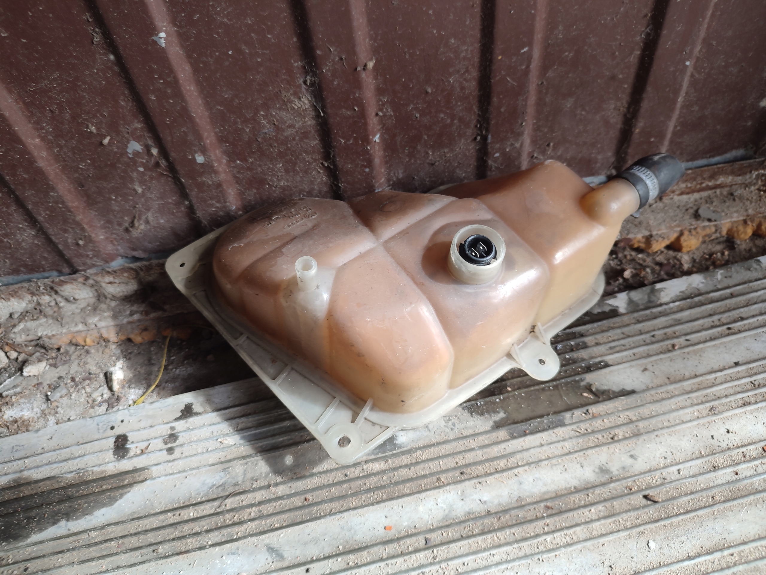 water tank AUDI A4 EXEO 8E0121403A