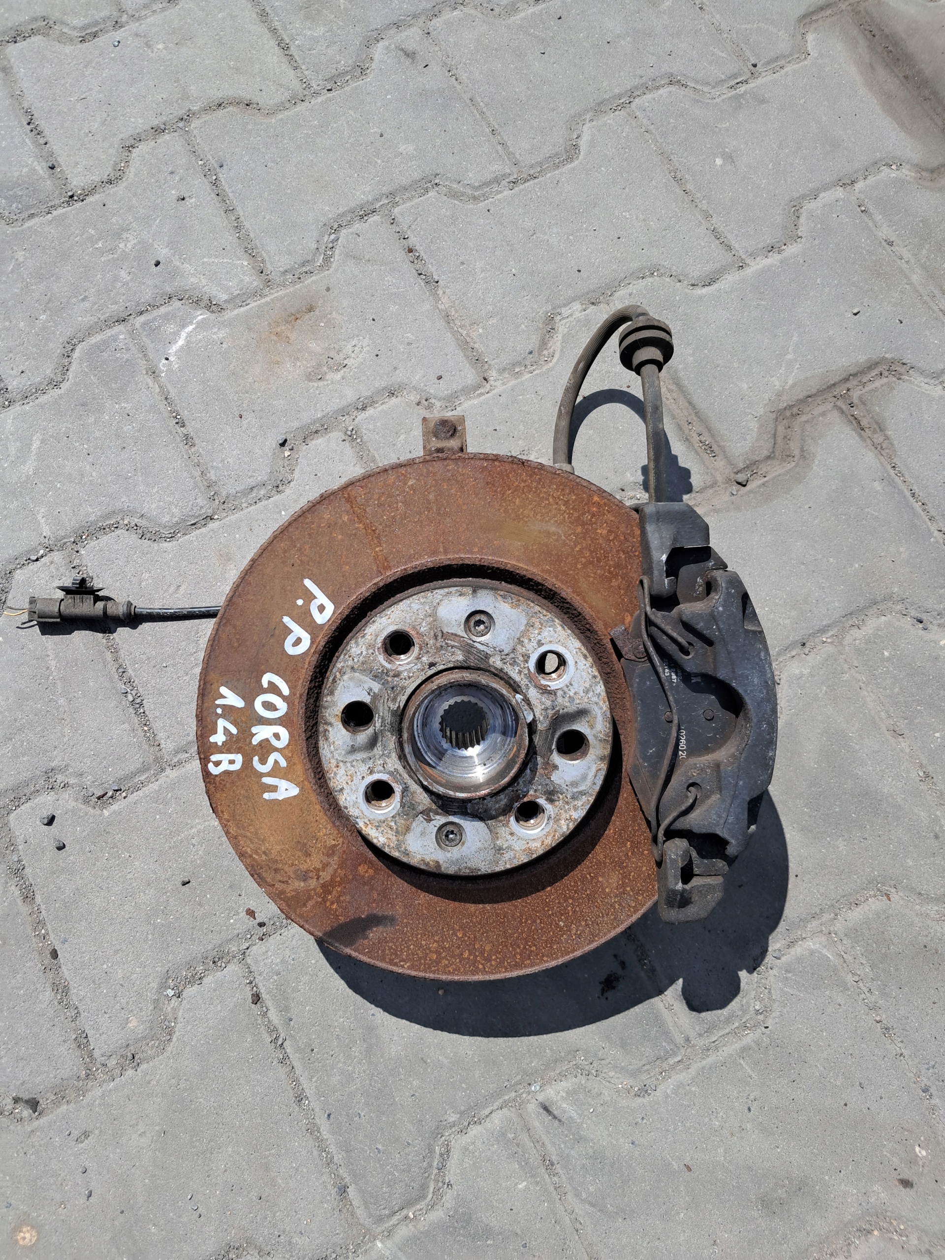 поворотный кулак правый передний opel CORSA e 1.4b