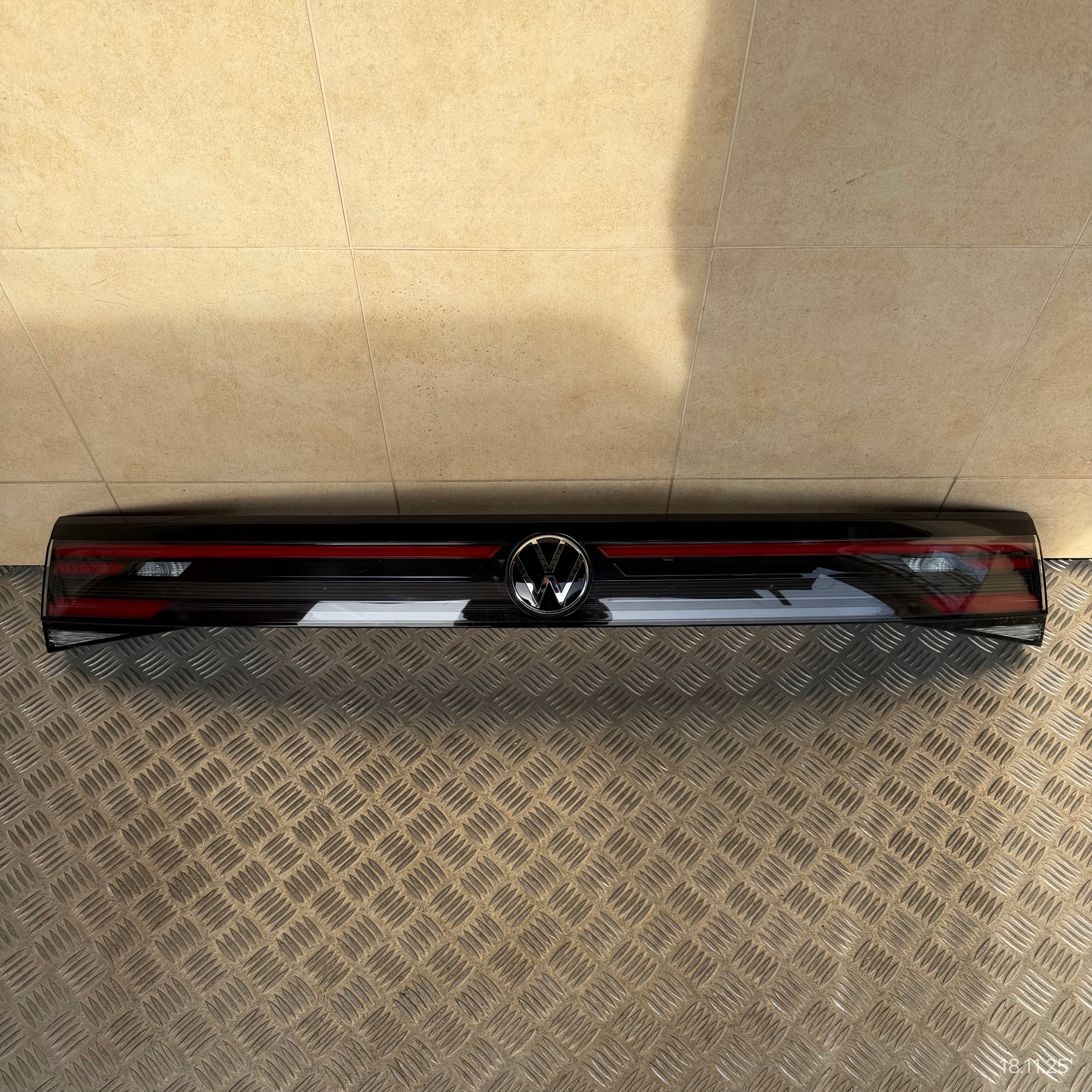 light rear cap bonnet VOLKSWAGEN TAIGO 2G7945093