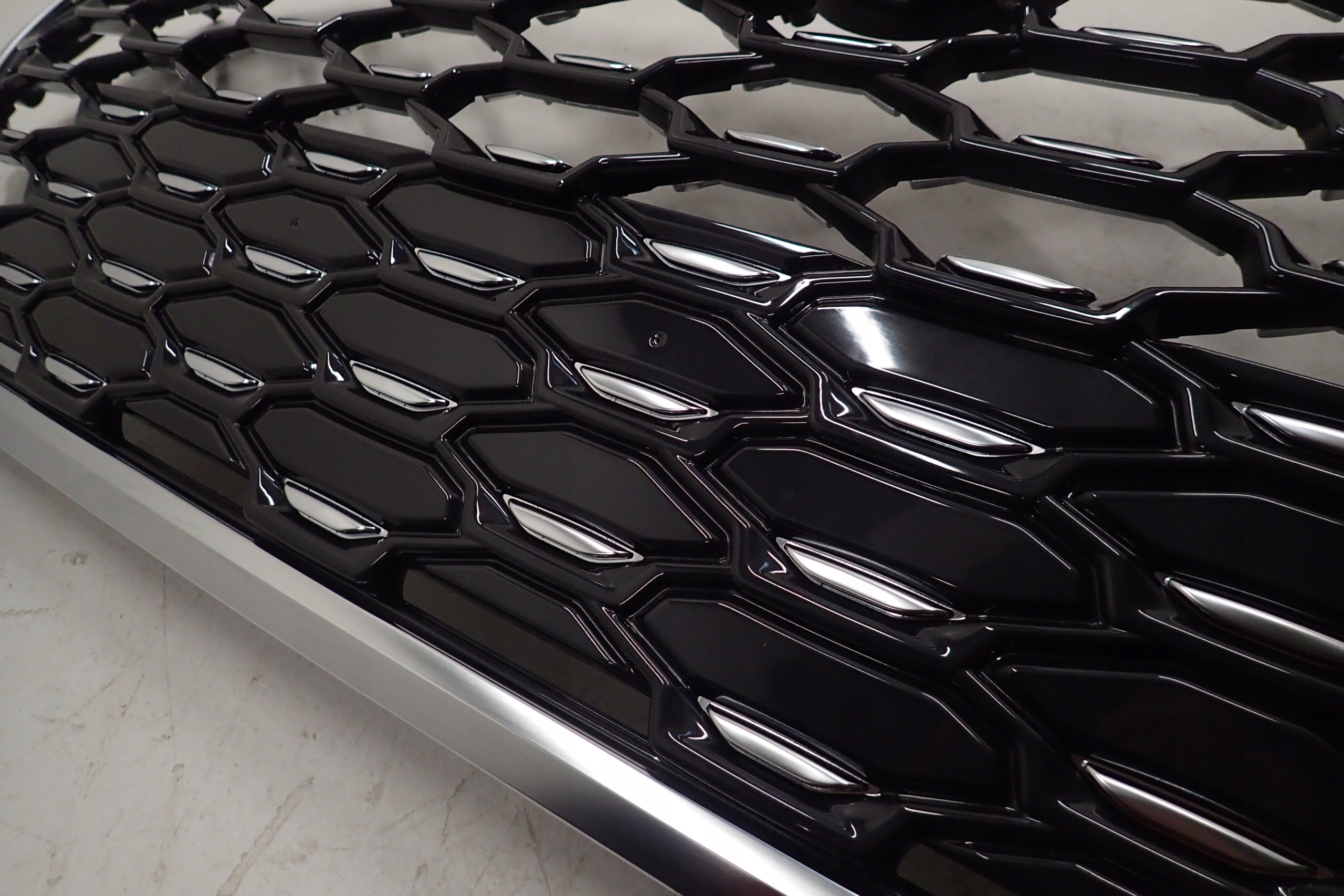 AUDI Q3 83F GRILL ATRAPA CHŁODNICY 83F853651 Typ samochodu Samochody osobowe